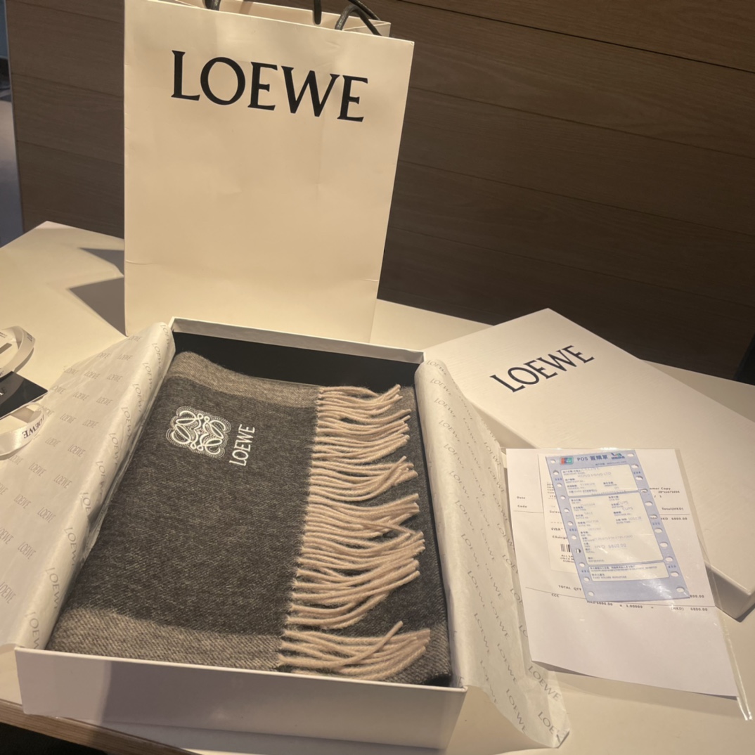  上新！Loewe · 罗意威️难得一见的温柔配色，低调又不失优雅❗️】重点推荐❗️双面配色，一条围巾两