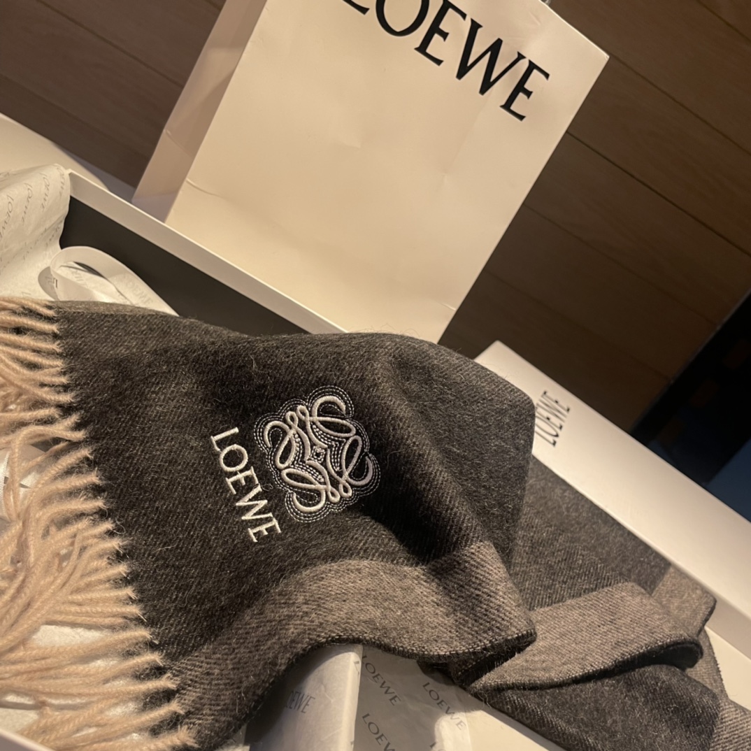  上新！Loewe · 罗意威️难得一见的温柔配色，低调又不失优雅❗️】重点推荐❗️双面配色，一条围巾两