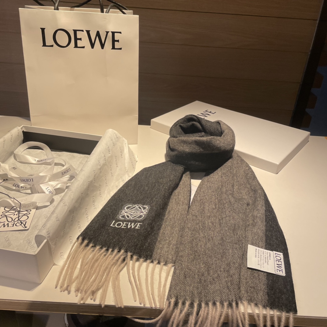  上新！Loewe · 罗意威️难得一见的温柔配色，低调又不失优雅❗️】重点推荐❗️双面配色，一条围巾两