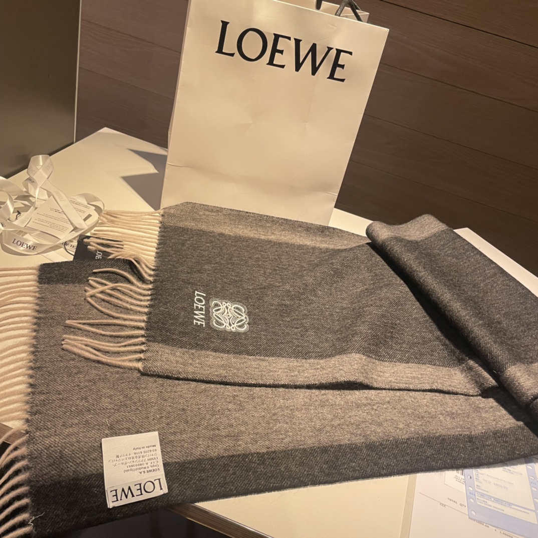  上新！Loewe · 罗意威️难得一见的温柔配色，低调又不失优雅❗️】重点推荐❗️双面配色，一条围巾两