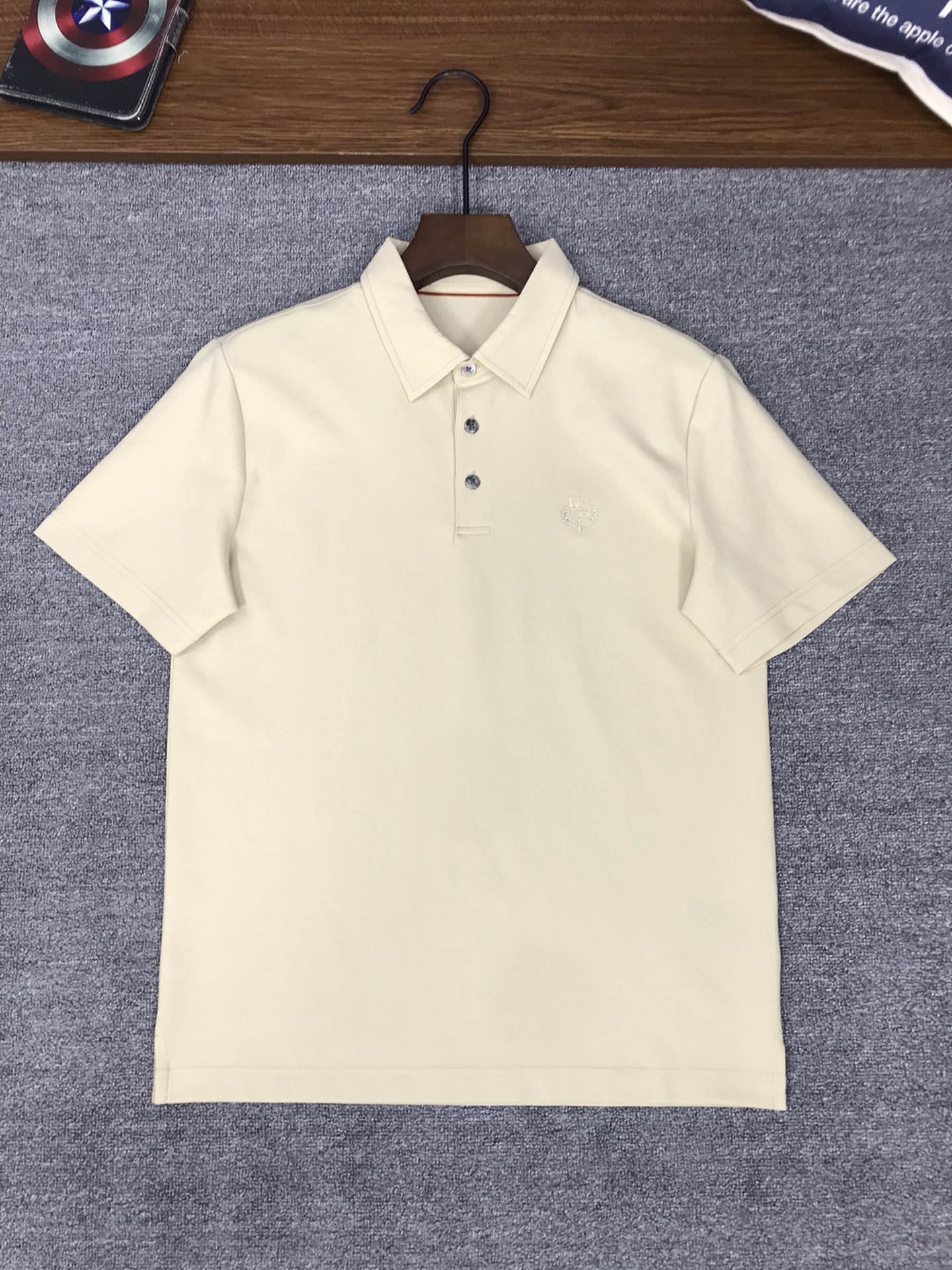 NO:116509,2025 spring and summer new Pi*na Nuo u Pianya Recommended by old and upstarts!  Logo embroidery contrasting collar lapel short-sleeved POLO shirt Classic three-button lapel style Chest logo embroidery Combination tailoring Fabric is made of styling Composition 70 fiber 20 spandex 10 Solona fine-grained Bragg Fabric has good flexibility Not easy to deform, crisp and layered Fabric surface is small square and fast formed Special texture and visual effect are very popular, giving the clothing more layered Full-quality order Color Blue Apricot Number M-3XL Try on 172-148 Appropriate wearing L code (the next day's goods), T-shirt, alexander wang198609092025春夏新款Pi*na诺 u翩雅 老钱新贵推荐！标志刺绣撞色领翻领短袖POLO衫 经典三粒扣翻领款式 胸口标志刺绣的点缀 合体的剪裁 面料采用订织 成分70纤维 20氨纶 10索罗那细纹布拉格 面料有着很好的柔韧性 不易变形 挺括又有层次 面料表面有小方快形成 独特的纹理和视觉效果备受青睐 ,赋予了服装更多的层次感 全品相订单 颜色 蓝色 杏色 码数M-3XL 试穿172-148穿L码合适（隔天货）,,T-shirt,alexander wang,Men's clothing