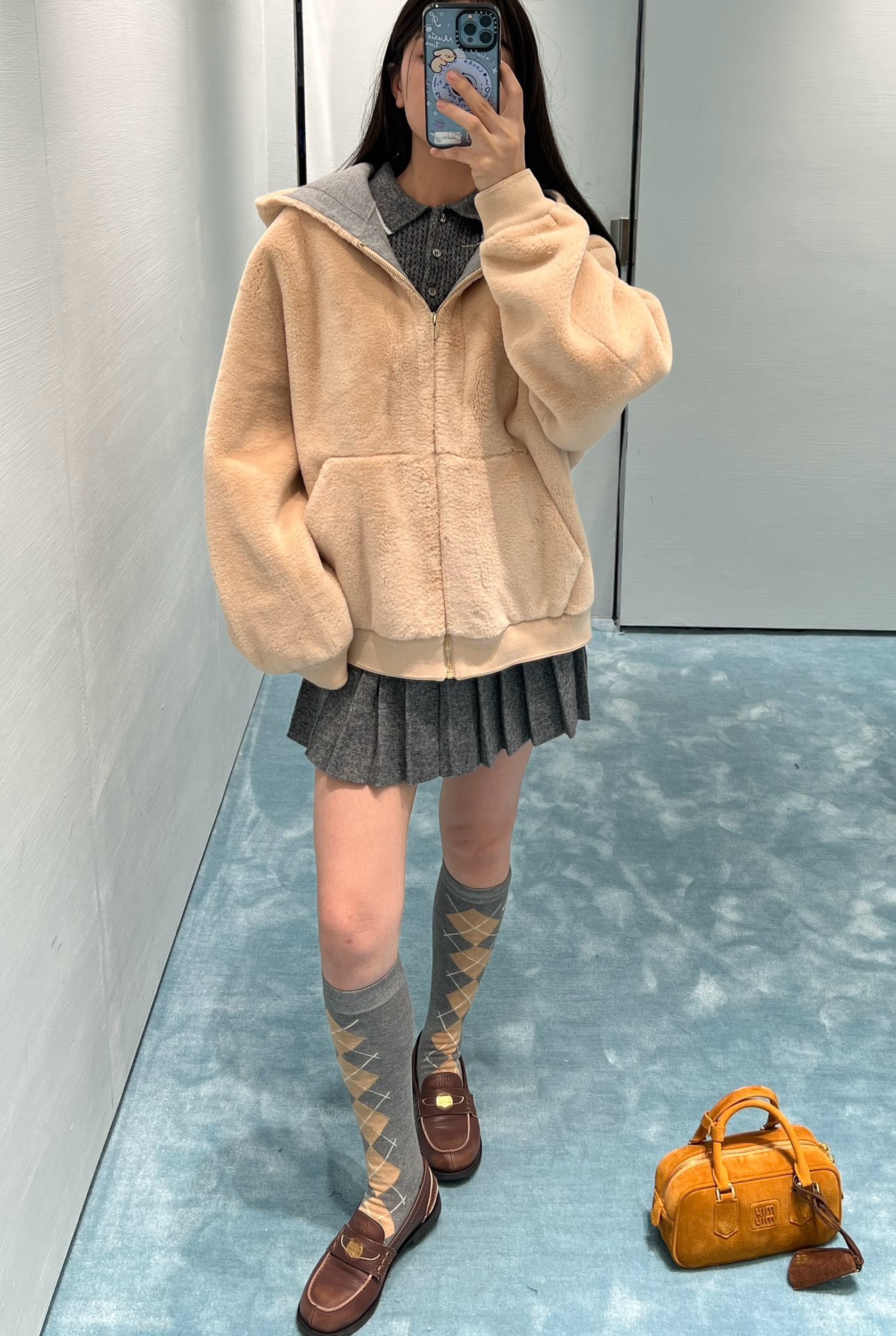 NO:314940,Mi*miu24 autumn and winter new hooded jacket with fur coat! Merino sheepskin fur is a perfect texture! Sheepskin edge details, inner composite design! Hooded design with loose shoulders and H style is not picky, with a noble retro girlish feel, cool and cool! Spot SML,,miumiu, jackets & coats, jackets & coats, sheepskin,hats,alexander wang19860909批Mi*miu24秋冬新品连帽夹克皮毛一体外套!美利奴羊毛皮毛一体毛绒绒的质感超赞!羊皮包边细节,内里复合设计!连帽设计落肩宽松H版型不挑人,贵气十足的复古少女感,酷飒拉风! 现货SML,,miumiu,jackets & coats,jackets & coats,sheepskin,hats,alexander wang,Women's clothing