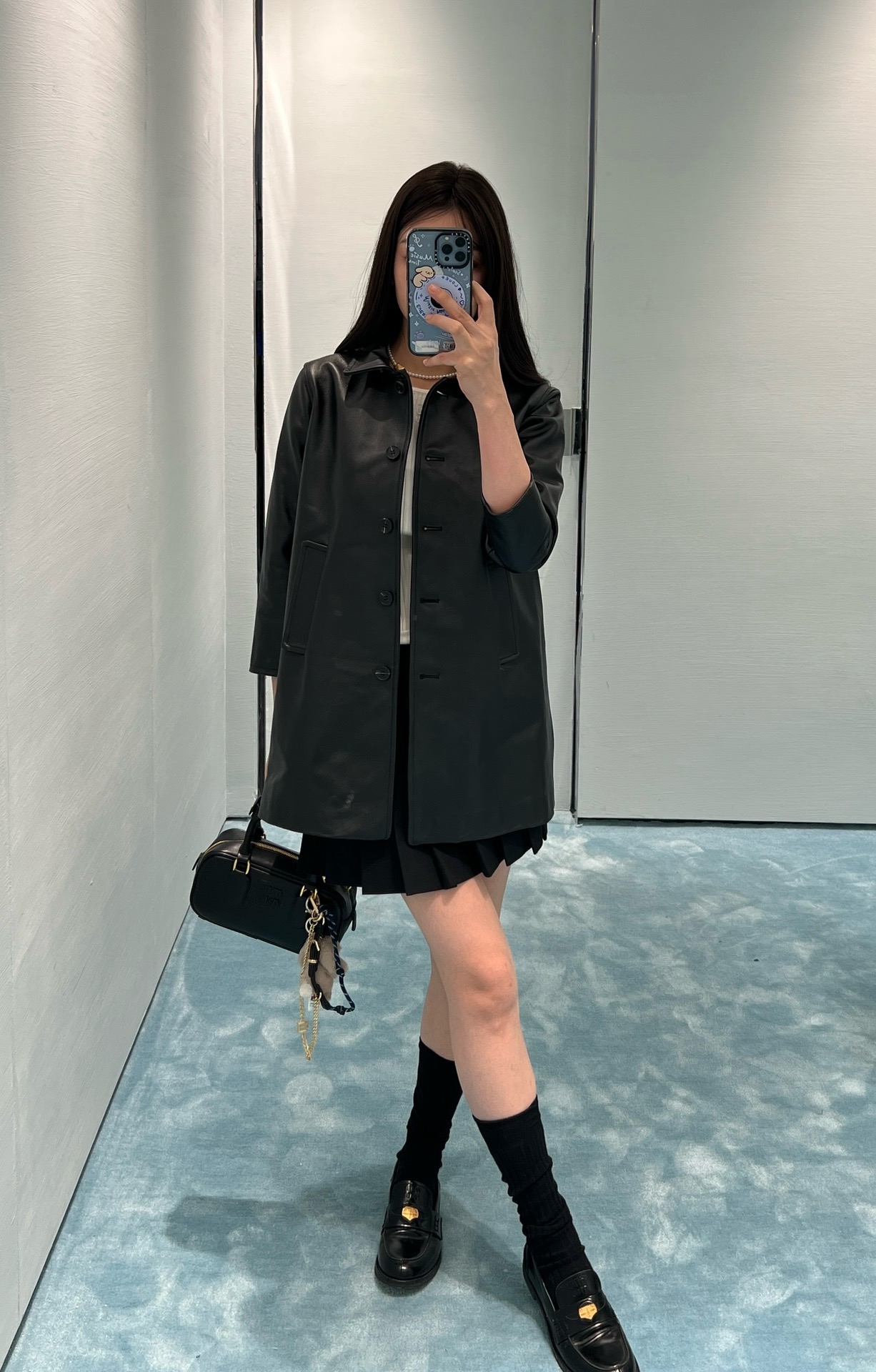 NO:307638,Miu24 autumn and winter new cowhide jacket, mid-length cowhide jacket, the unique texture and texture are incorporated into the same style. The classic black is high-end and outdated. The back is decorated with a brand logo, adding iconic elements. The overall upper body is elegant and retro, and it looks white. It is really special and has a good feel, the texture is solid, and the details of the whole dress are in place!  SML, miumiu, jackets & coats, jackets & coats,cowhide,alexander wang19860909批miu24秋冬新品牛皮夹克外套,中长款牛皮外套 同时融入的独特纹理和质感.经典黑色高级不过时 后背饰有品牌徽标,增添标志性元素.整体上身大气又很复古,而且显白.真的特别的有感觉,手感也好,纹理扎实,整个衣服细节到位！SML,,miumiu,jackets & coats,jackets & coats,cowhide,alexander wang,Women's clothing