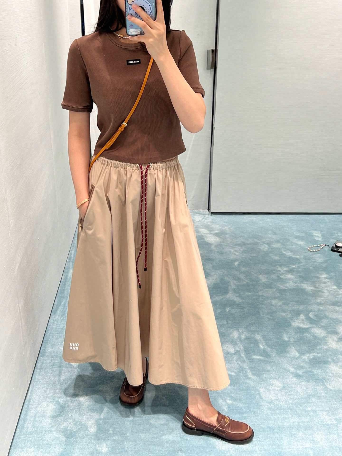 NO:297853,Original development, high-version, new products of Mium*25 spring and summer, original development imported memory silk sports style long skirt!  The original custom fabric is light, comfortable and breathable, and the texture is amazing!  Contrast color wave embroidery craft webbing on the side!  Classic umbrella sporting large A-skirts with versatility and age-reducing girlish style!  Paired with leather-lipped red webbing, fashionable and handsome, sweet or salty!  It is versatile and not picky about others. It is beautiful!  Original custom hardware accessories, workmanship quality depends on details.SML, miumiu, skirts, real silk, alexander wang19860909原版开发 高版本 批mium*25春夏新品,原版开发进口记忆真丝运动风长半裙！原版定制面料轻盈舒适透气质感超赞！侧边撞色波浪刺绣工艺织带！经典伞摆大A裙摆百搭减龄少女风！搭配皮口红色织带时髦帅气可甜可盐！百搭不挑人上身美的不要不要的！原版定制五金配件,做工品质看细节.SML,,miumiu,skirts,real silk,alexander wang,Women's clothing