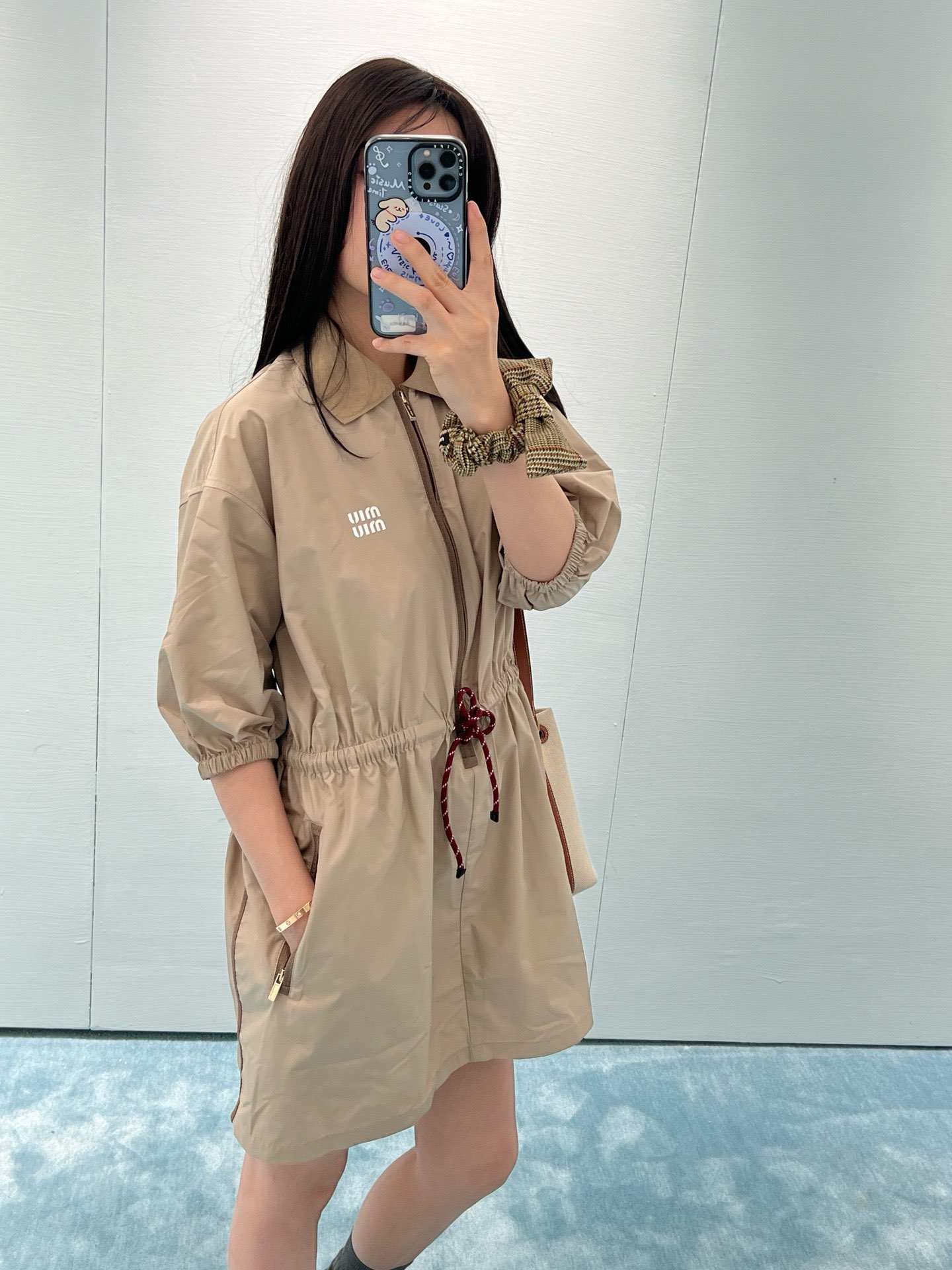 NO:297859,MIU Spring and Summer New Drawstring Design Nylon Dress Daily Sweet and Cool Girls Must-have with Technological Bubble Nylon Fabric Cuffs and waist, Drawstring Design, The upper body has a handsome feeling, and the chest is embellished with small letters. Khaki, miumiu, skirts, alexander wang19860909批MIU 春夏新款抽绳设计尼龙连衣裙日常出街甜酷女孩必备采用科技布尼龙面料袖口和腰部采用抽绳设计,上身自带帅气感 胸前有小字母点缀.卡其色,,miumiu,skirts,alexander wang,Women's clothing