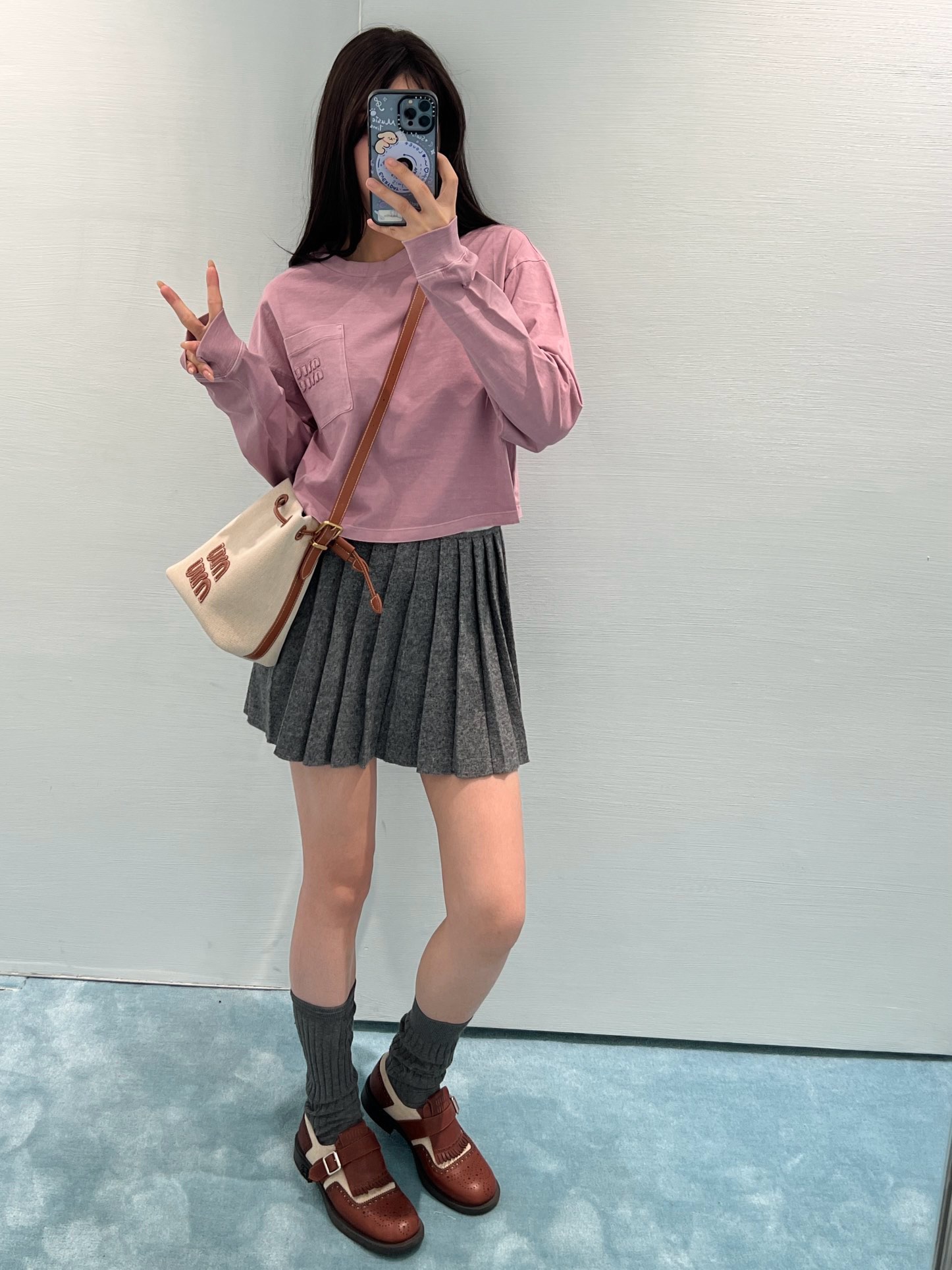 NO:313443,Batch Miumi* 25FW autumn and winter new style brown Maillard pocket long-sleeved T-shirt丨Original development!  High-end production!  Simple and versatile style, it has the lazy tone, it is easy to match. It is really hard not to love the upper body with closed eyes. The upper body is fried to make it look white. A must-have for everyone. Spot 2 colors SML,,miumiu,tees,t-shirt,alexander wang19860909批 Miumi* 25FW秋冬新款 棕色美拉德口袋长袖T恤丨原版开发！高版出品！简约百搭款 就是有那种慵懒的调调,很好搭配 闭眼入的款上身整体真的很难不爱 上身炒级显白 人手必备的一款 现货 2色 SML,,miumiu,tees，t-shirt,alexander wang,Women's clothing