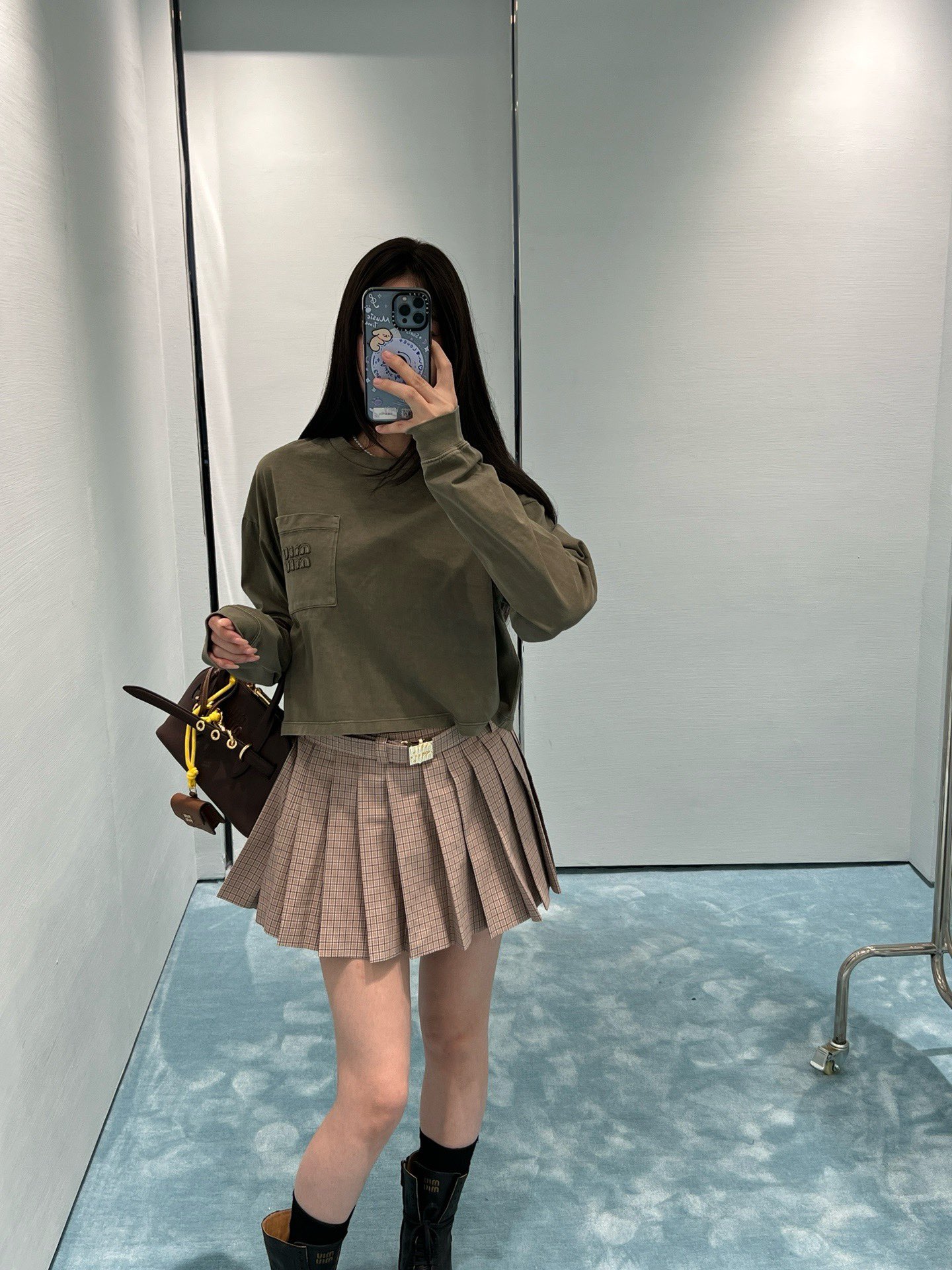 NO:297841,Batch Miumi* 25FW autumn and winter new style brown Maillard pocket long-sleeved T-shirt丨Original development!  High-end production!  Simple and versatile style, it has the lazy tone, it is easy to match. It is really hard not to love the upper body with closed eyes. The upper body is fried to make it look white. A must-have for everyone. Spot 2 colors SML,,miumiu,tees,t-shirt,alexander wang19860909批 Miumi* 25FW秋冬新款 棕色美拉德口袋长袖T恤丨原版开发！高版出品！简约百搭款 就是有那种慵懒的调调,很好搭配 闭眼入的款上身整体真的很难不爱 上身炒级显白 人手必备的一款 现货 2色 SML,,miumiu,tees，t-shirt,alexander wang,Women's clothing