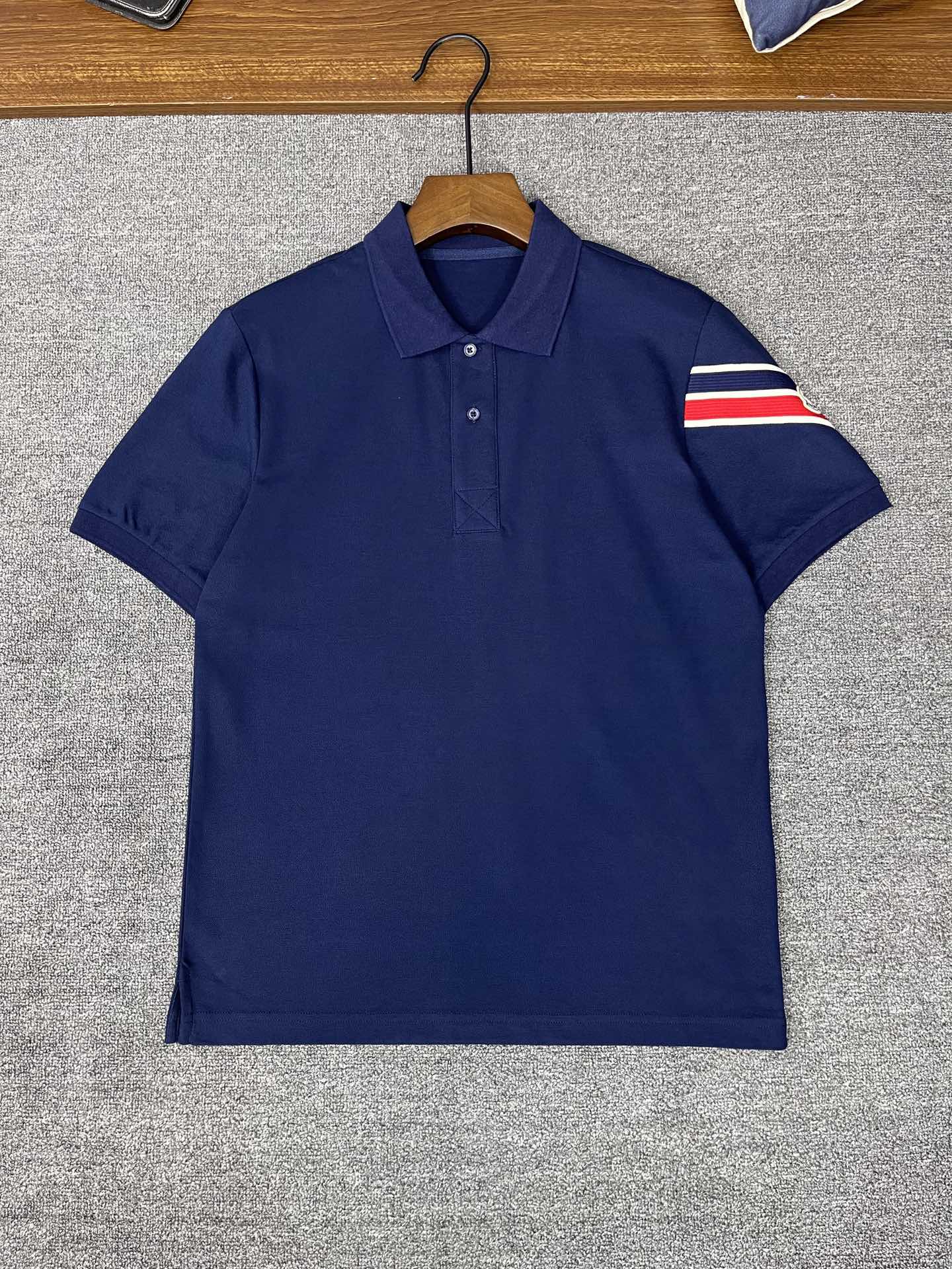 NO:116513,New spring and summer 2025!  Sunny Beach Travel and Holiday Recommendations!  Cabinets are on sale!  Classic three-bar webbing embellishment, short-sleeved Polo shirt, classic style, contrasting webbing embellishment at the sleeves, not exaggerated, while also showing the highlights of details. Combined tailoring, the chest is decorated with logo embellishment, making the whole more detailed. Combined style, the fabric is made of cotton-gauze material, comfortable, skin-friendly, breathable, and a very practical style for daily commuting and leisure. Highly recommended. Color Black Blue White Number of Count M-3XL Try on 172-148 wear L slim fit (the next day's goods), T-shirt, alexander wang198609092025春夏新款！阳光沙滩 旅游度假推荐！ 柜在售！经典三条杠织带点缀 短袖Polo衫 经典款 袖部撞色织带点缀 不夸张的同时又能很好彰显细节亮点 合体的剪裁 胸口饰以徽标点缀 让整体更具细节感 合体的版型,面料采用全棉珠地料,舒适,亲肤,透气好,平时通勤休闲都很实穿的一款 强烈推荐 颜色 黑色 蓝色 白色 码数 M-3XL 试穿172-148穿L修身（隔天货）,,T-shirt,alexander wang,Men's clothing