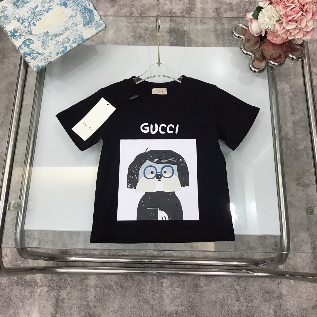 NO:210222,Spot GUCC* /SS Glasses puppy round neck short-sleeved T-shirt in summer new style ~ combed cotton fabric skin-friendly and refreshing. The neckline is widened and designed with comfortable upper body and breathable and high-end wide threaded neckline design. High-end fashionable style, using imported high-end customized high-quality organic cotton fabric. Comfortable and breathable. The upper body effect is very good. Color Black Size-110-120-130-140-150 [CM] Requires counter packaging, clothes, gucci, T-shirt, tees, t-shirt,19860909现货发   GUCC* /SS 眼镜小狗圆领短袖T恤 夏季新款～精梳棉面料亲肤透爽 领口加宽设计上身舒适透气又高级 宽大螺纹领口设计 高级时髦款,采用进口高端定制精选优质有机棉面料 舒适透气 上身效果非常好 颜色 黑色 尺码-110-120-130-140-150【CM】 需要专柜包装元,衣服,gucci,T-shirt,tees，t-shirt,,Children's