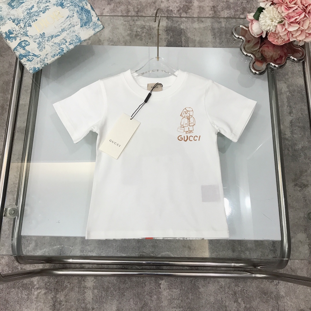 NO:210236,Spot GUCC*/SS prints on both sides of the front and back. Painted direct spray logo on the chest with large-area direct spray puppy pattern on the back. Round neckline short-sleeved T-shirt. New summer style~combed cotton fabric is skin-friendly and refreshing. The neckline is widened and design is comfortable and breathable. The upper body is comfortable and high-end. Large threaded neckline design. High-end fashionable style, using imported high-end customized high-quality organic cotton fabric. Comfortable and breathable. The upper body effect is very good. Color White. Size-on-110-120-130-140-150 [CM] Requires counter packaging, clothes, gucci, T-shirt, tees, t-shirt,19860909现货发   GUCC*/SS 前后两面印花 胸前彩绘直喷logo搭配后背大面积直喷小狗图案 圆领短袖T恤 夏季新款～精梳棉面料亲肤透爽 领口加宽设计上身舒适透气又高级 宽大螺纹领口设计 高级时髦款,采用进口高端定制精选优质有机棉面料 舒适透气 上身效果非常好 颜色 白色 尺码-110-120-130-140-150【CM】 需要专柜包装元,衣服,gucci,T-shirt,tees，t-shirt,,Children's