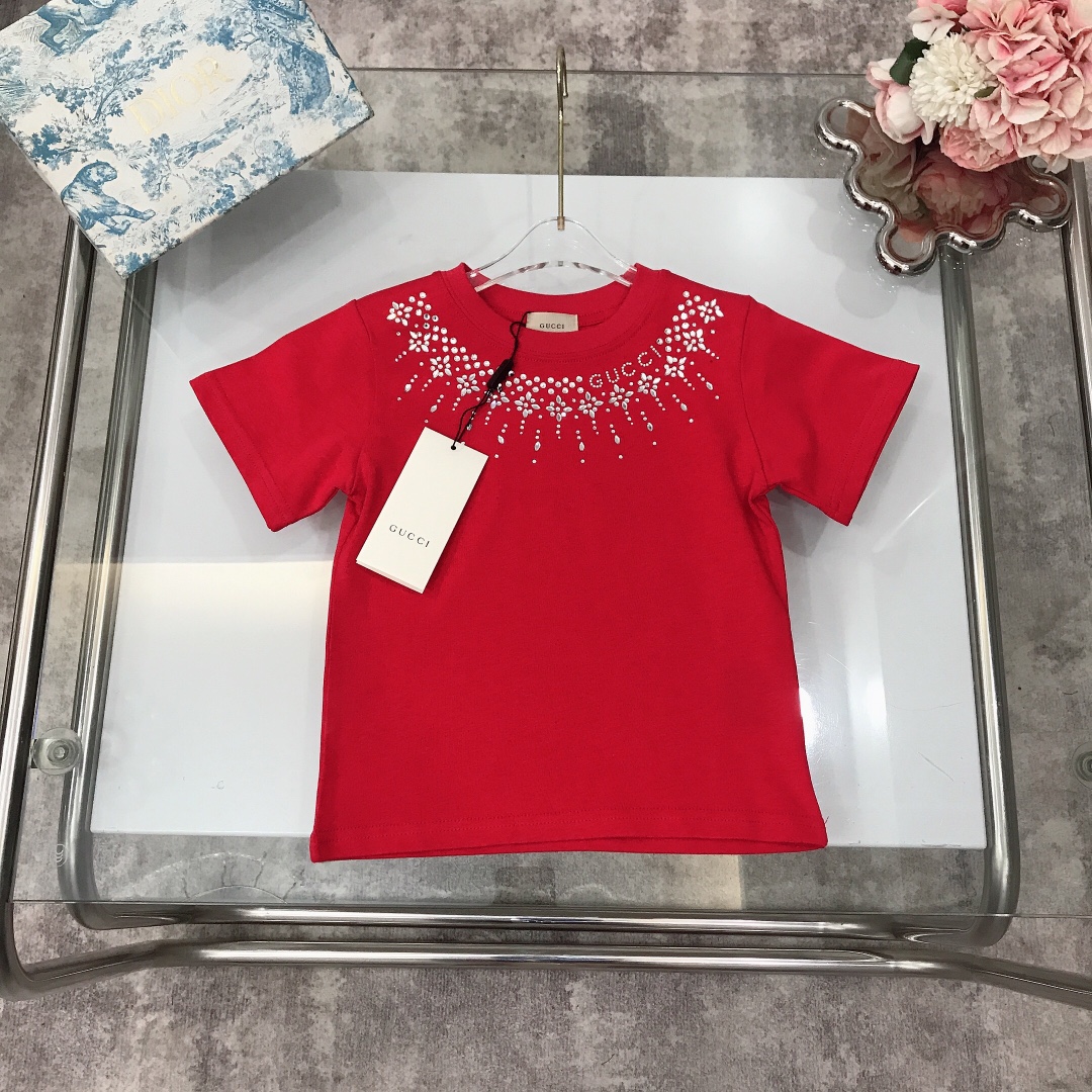 NO:210244,Spot GUCC* /SS Water drop diamond inlay, high-pressure stamping and impotence, not easy to fall off, round neck short-sleeved T-shirt, new summer style ~ combed cotton fabric skin-friendly and refreshing, wide neckline design, comfortable and breathable upper body, wide threaded neckline design, high-end fashionable style, imported high-end customized high-quality organic cotton fabric, comfortable and breathable, the upper body effect is very good, Color White Red Size-110-120-130-140-150 [CM] Requires counter packaging, clothes, gucci, T-shirt, tees, t-shirt,19860909现货发   GUCC* /SS 水滴钻镶嵌 高压印烫 不易脱落 圆领短袖T恤 夏季新款～精梳棉面料亲肤透爽 领口加宽设计上身舒适透气又高级 宽大螺纹领口设计 高级时髦款,采用进口高端定制精选优质有机棉面料 舒适透气 上身效果非常好 颜色 白色 红色 尺码-110-120-130-140-150【CM】 需要专柜包装元,衣服,gucci,T-shirt,tees，t-shirt,,Children's