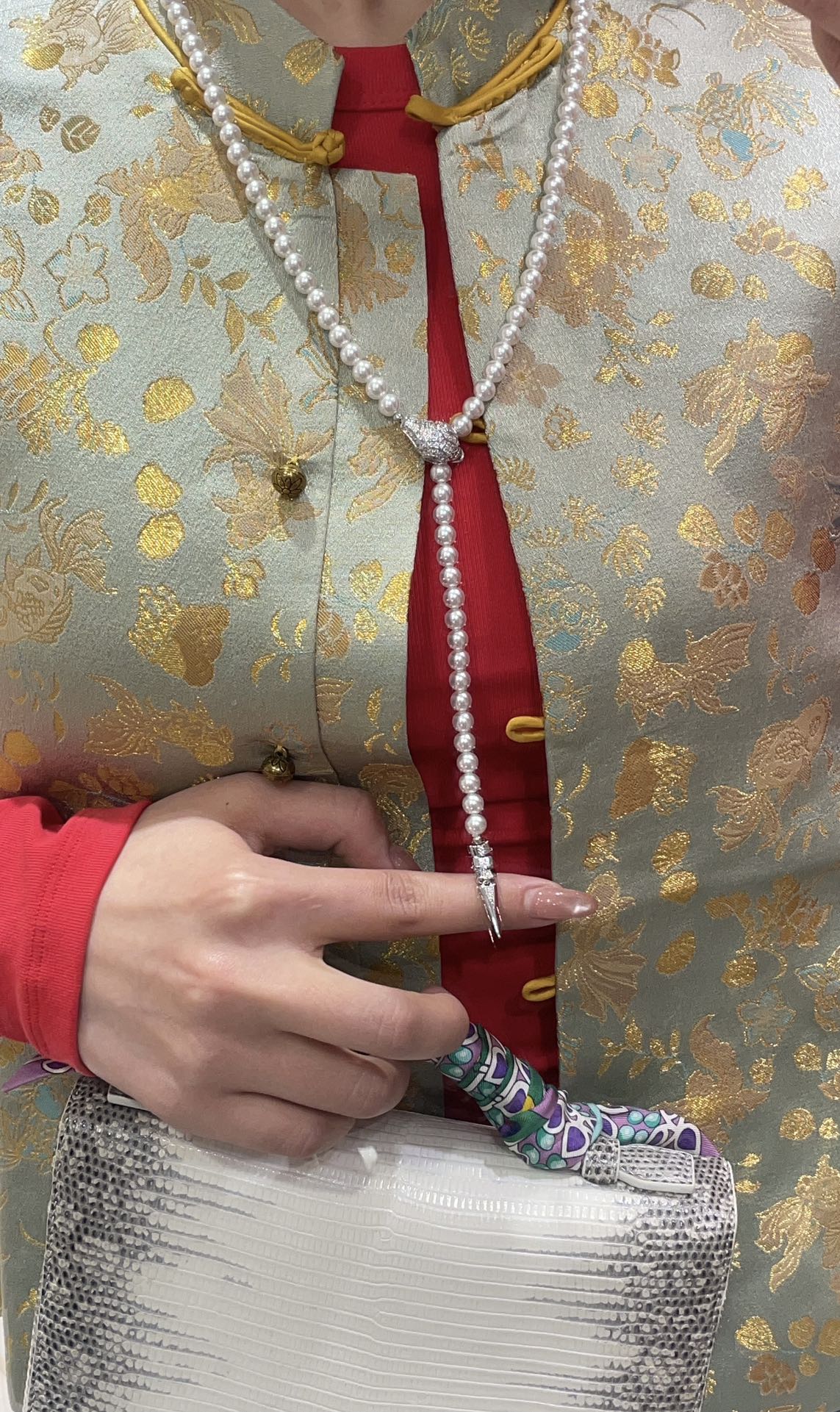 NO:631506,Today’s new product: Lucky Year of the Snake Full Diamond Snake Elegant Y Buckle 6mm Swarovski Pearl Necklace (not real pearls) Full Diamond Snake Pearl Chain Y-shaped design. Perfect score for beauty. Suitable for clothes with various necklines. Very flattering face shape. Girls or ladies can bring their own oil painting-like elegant filters. Material: 6mm Swarovski Pearls + accessories. Copper gold-plated zircon. Total length: 75cm. Necklace with packaging box, necklace, gold plating, Cardia high-end jewelry19860909今日新品 蛇年开运满钻灵蛇优雅Y扣6mm施华洛珍珠项链（非真珠） 满钻灵蛇珍珠链条Y字设计 美丽满分 搭各种领口的衣服都适合 非常修饰脸型 可少女可名媛自带油画般的优雅滤镜 材质6mm施华洛珍珠+配件铜镀金锆石 全长75cm 项链带包装盒,,necklace,gold plating,卡迪亚高端饰品,Jewelry