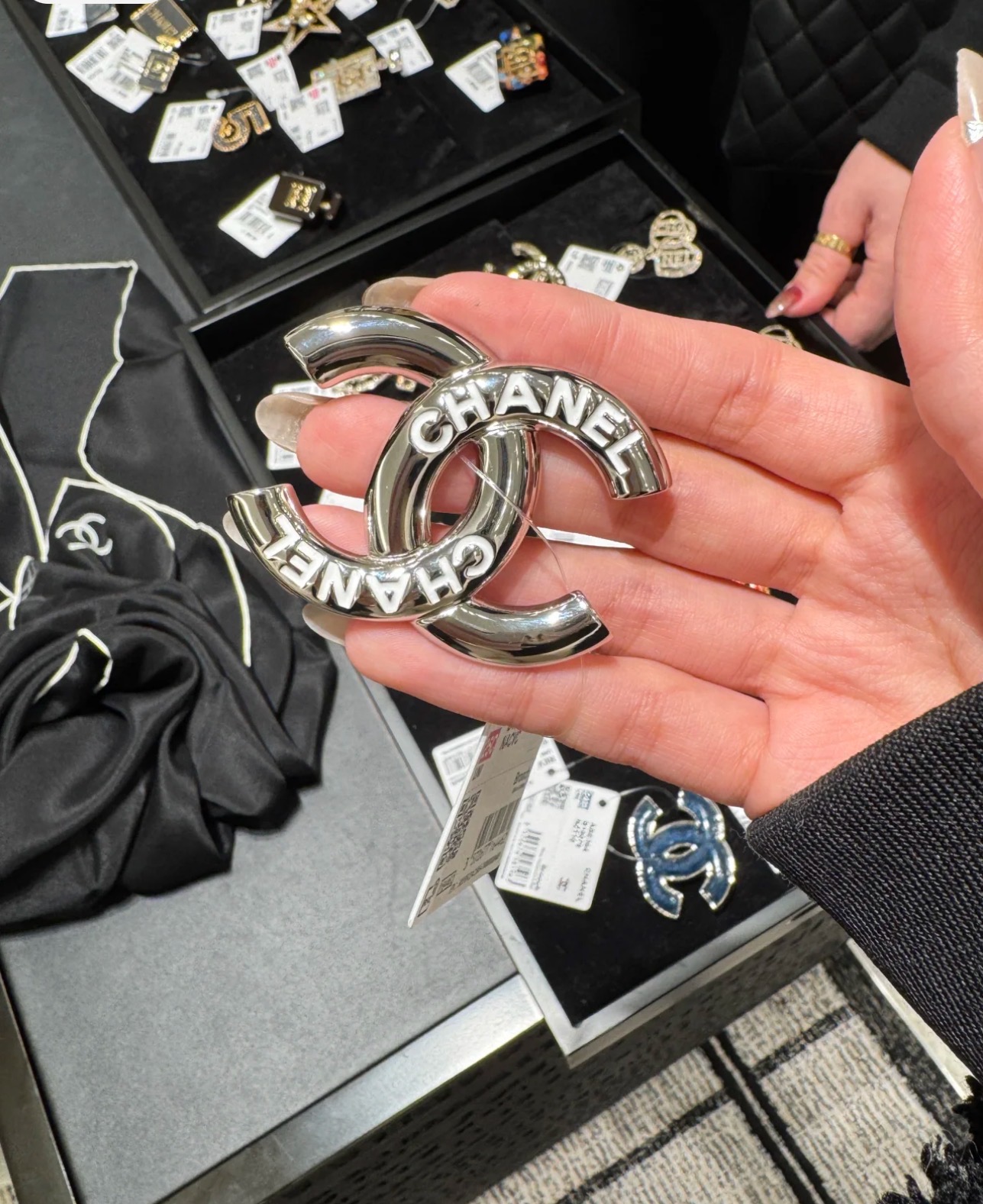 NO:632526,88180, today’s new silver color brooch, 25C new white enamel letter double C silver brooch, the classic double C with letter lettering enamel is so cute, you can control various styles, you will not regret it if you choose blindly, consistent brass gold-plated material, enamel craftsmanship, brooch with packaging box, versatile basic style, brooch, breastpin, gold plating, Cardia high-end jewelry1986090988180,今日新品白银配色胸针 25C新款白色珐琅字母双C银色胸针 经典双C搭配字母刻字珐琅太可爱啦 各种风格都能驾驭 盲选都不会后悔 z一致黄铜镀金材质 珐琅工艺 胸针带包装盒 百搭基础款,,brooch，breastpin,gold plating,卡迪亚高端饰品,Jewelry