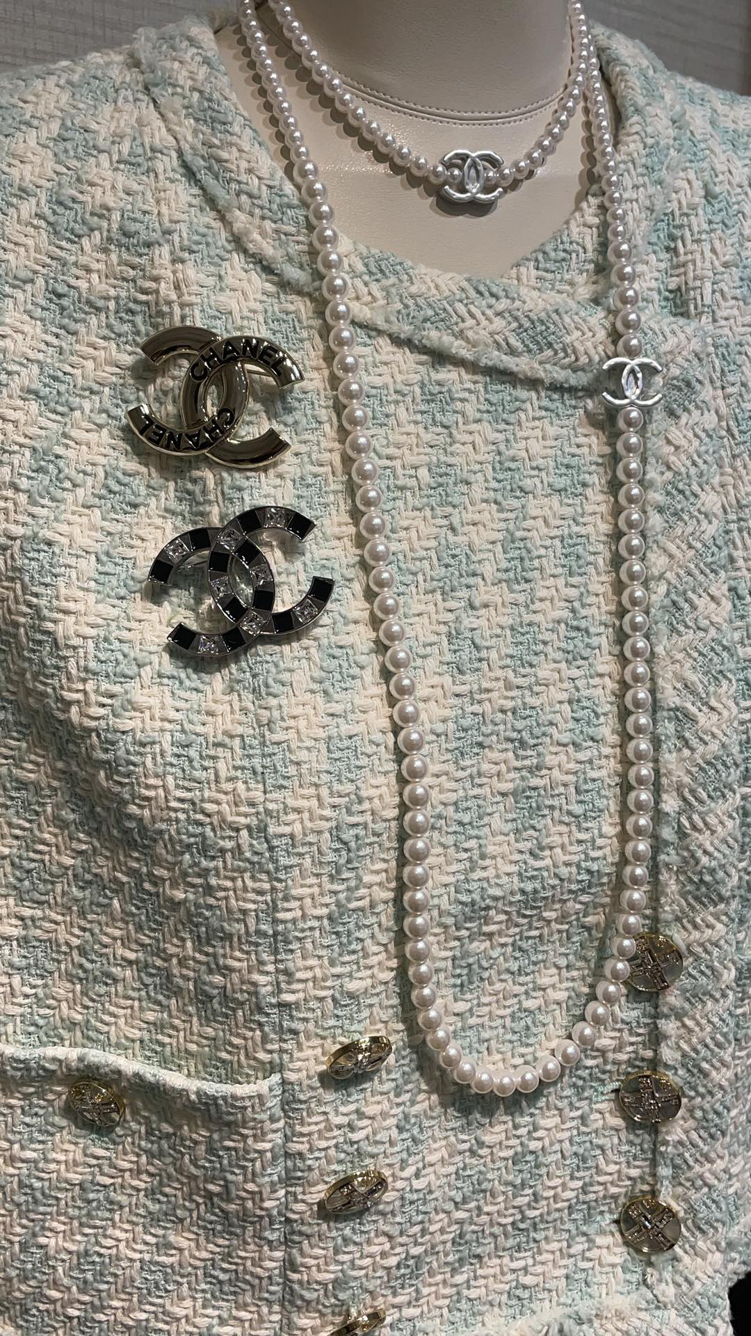 NO:631265,88180 Today’s new black gold color brooch 25C new black enamel letter double C gold brooch Classic double C with letter lettering enamel is so cute You can control various styles and you will not regret it when you choose blindly z Consistent brass gold-plated material Enamel craft Brooch with packaging box Versatile basic model, brooch, breastpin, gold plating, Cardia high-end jewelry1986090988180今日新品黑金配色胸针 25C新款黑色珐琅字母双C金色胸针 经典双C搭配字母刻字珐琅太可爱啦 各种风格都能驾驭 盲选都不会后悔 z一致黄铜镀金材质 珐琅工艺 胸针带包装盒 百搭基础款,,brooch，breastpin,gold plating,卡迪亚高端饰品,Jewelry