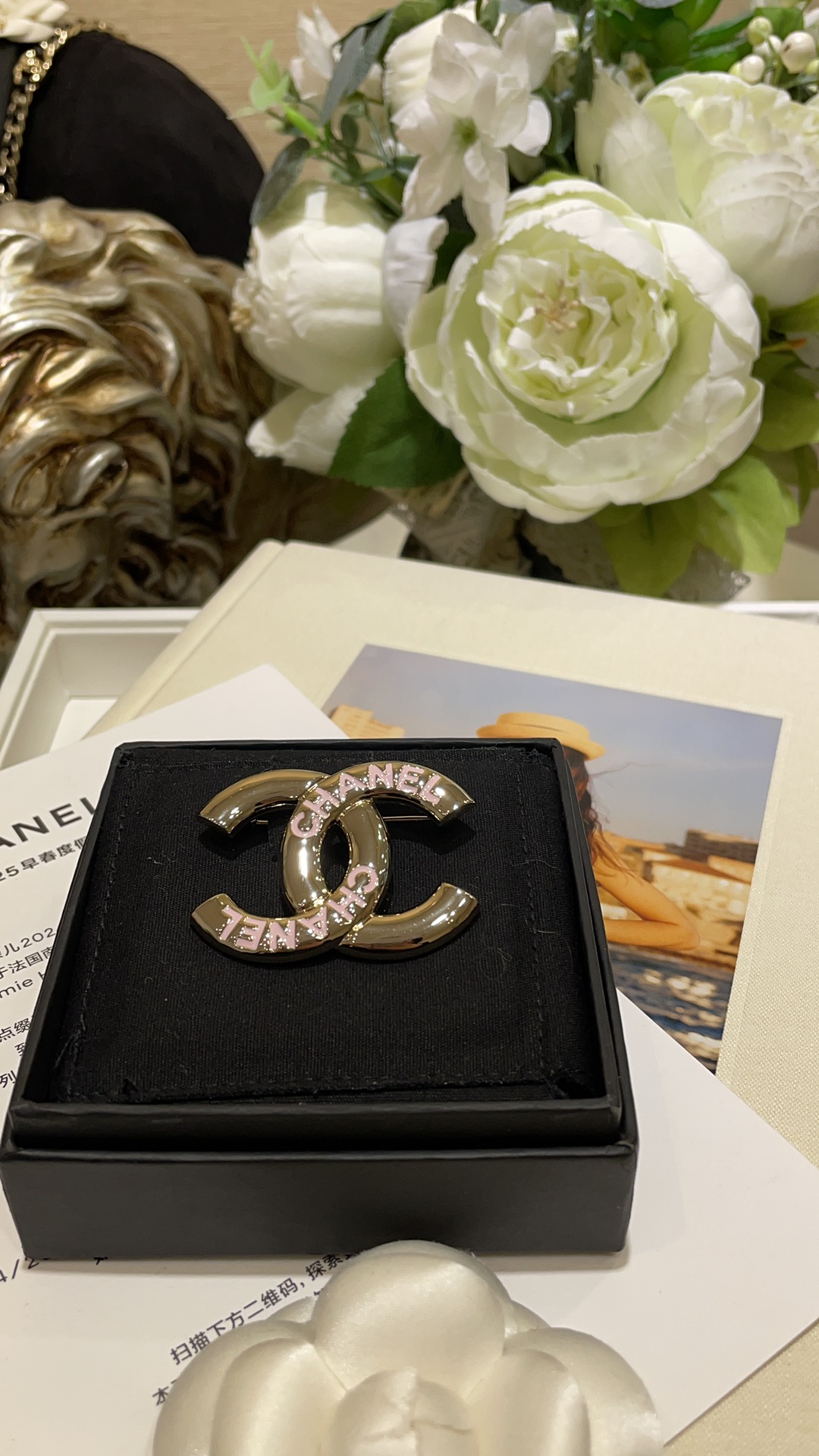 NO:632529,88180 Today’s new pink gold color brooch 25C new pink enamel letter double C gold brooch Classic double C with letter lettering enamel is so cute You can control various styles. You will not regret it if you choose blindly. Consistent brass gold-plated material, enamel craftsmanship, brooch with packaging box, versatile basic style, brooch, breastpin, gold plating, Cardia high-end jewelry1986090988180今日新品粉金配色胸针 25C新款粉色珐琅字母双C金色胸针 经典双C搭配字母刻字珐琅太可爱啦 各种风格都能驾驭 盲选都不会后悔 z一致黄铜镀金材质 珐琅工艺 胸针带包装盒 百搭基础款,,brooch，breastpin,gold plating,卡迪亚高端饰品,Jewelry