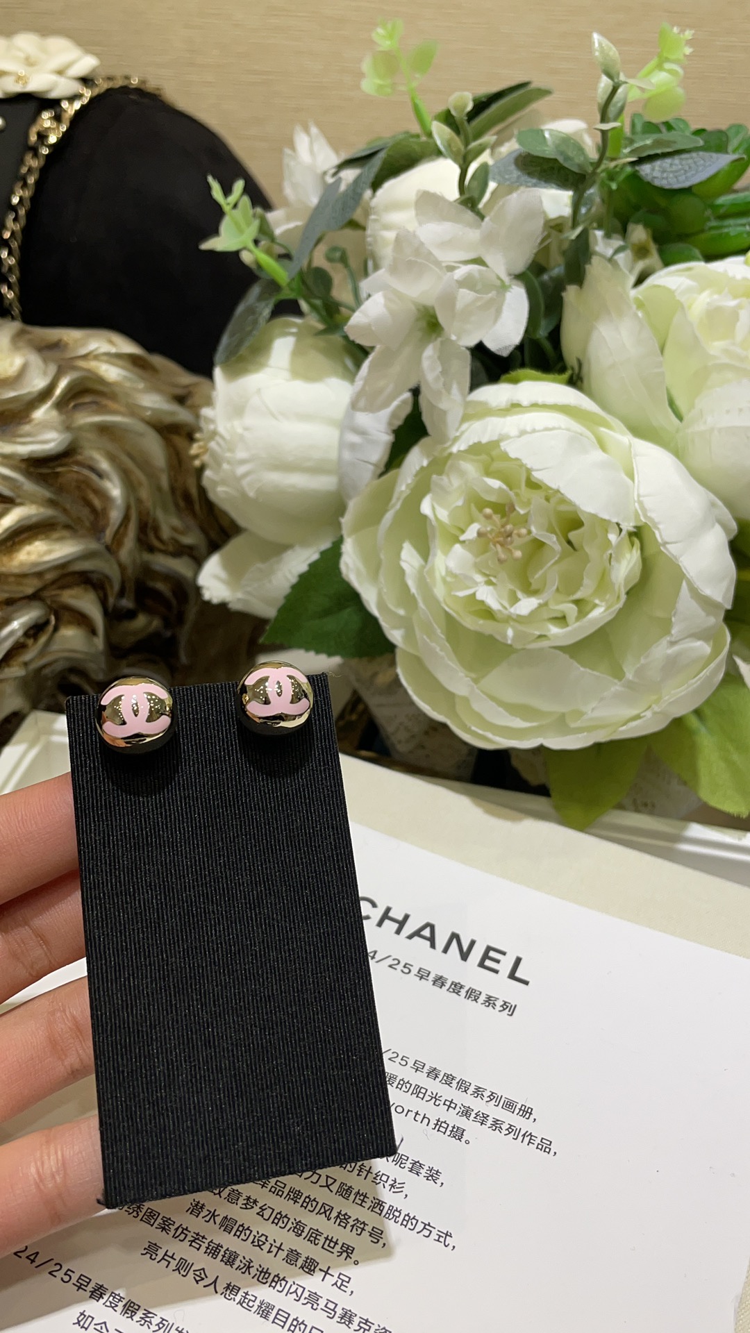 NO:632327,88180, the small ball style arrived today. 25C new pink enamel double C ball button gold stud earrings. Minimalist and advanced pink enamel double C round bean shape. The round upper ear is very cute. It is super versatile for daily use. Casual and fashionable. The small size is not picky at all. z Consistent brass gold-plated material. White gold color. Small size round ball earrings with picture box, gold plating, Cartier high-end jewelry.1986090988180,今日到货小号圆球款 25C新款粉色珐琅双C圆球纽扣金色耳钉 极简高级的粉珐琅双C圆豆豆造型 圆滚滚的佩戴上耳很可爱 日常超级百搭 休闲时髦感get 小号尺寸完全不挑人 z一致黄铜镀金材质 白金配色 小号尺寸圆球耳钉带图片包装盒,,gold plating,卡迪亚高端饰品,Jewelry