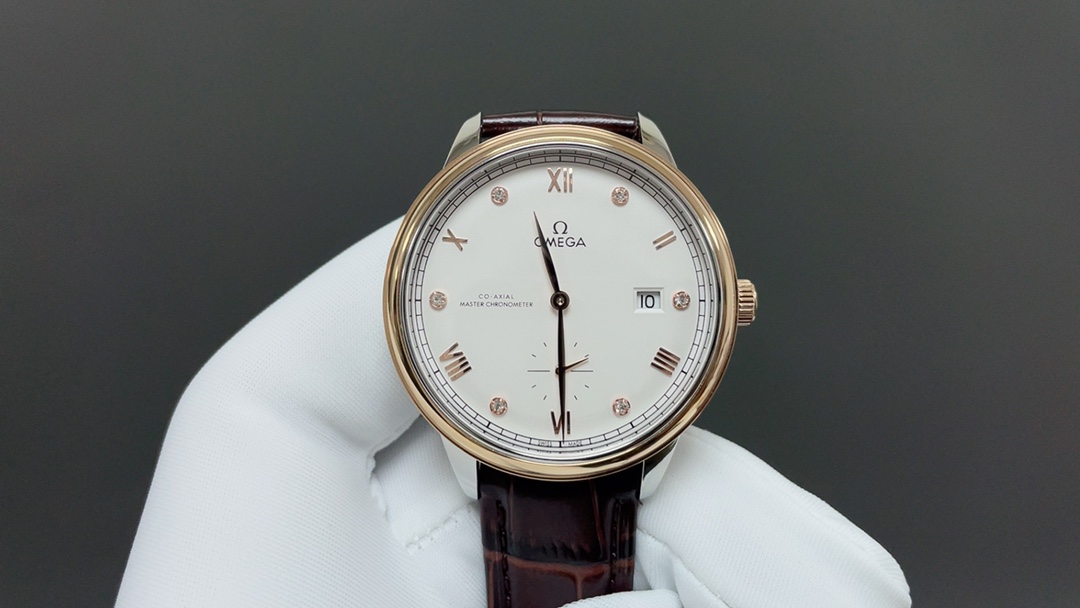 NO:392608,Omega's third-generation Butterfly Elegant debuts 1TW's latest launch of the Omega Butterfly Elegant Small Second Hand Model, a new upgraded version of 41 watch diameter synchronization official website. It is equipped with the Omega 8802 Master Cycle movement. Through the sapphire glass back, the movement's operation is clearly visible, with accurate movement, and 55 hours of power savings. 2 The case material is 316L stainless steel, arched sapphire glass, the interior is anti-reflective, and the arched dial is printed with irregularly arranged vertical texture. 3 Italian cowhide with original buckle. Waterproof depth is 50 meters, omega, cowhide19860909欧米茄第三代蝶飞典雅重磅登场 1TW最新推出欧米茄蝶飞系列典雅小秒针款 全新升级版41表径同步官网 内部搭载欧米茄8802至臻天文台机芯 透过蓝宝石玻璃表背,机芯的运转清晰可见,走时精准,动力储蓄55小时 2表壳材质316L精钢,拱形蓝宝石玻璃,内部采用防反光处理,拱形表盘,印有不规则排列的垂直纹理. 3 意大利牛皮搭配原装扣 防水深度50米,,omega,cowhide,Watch