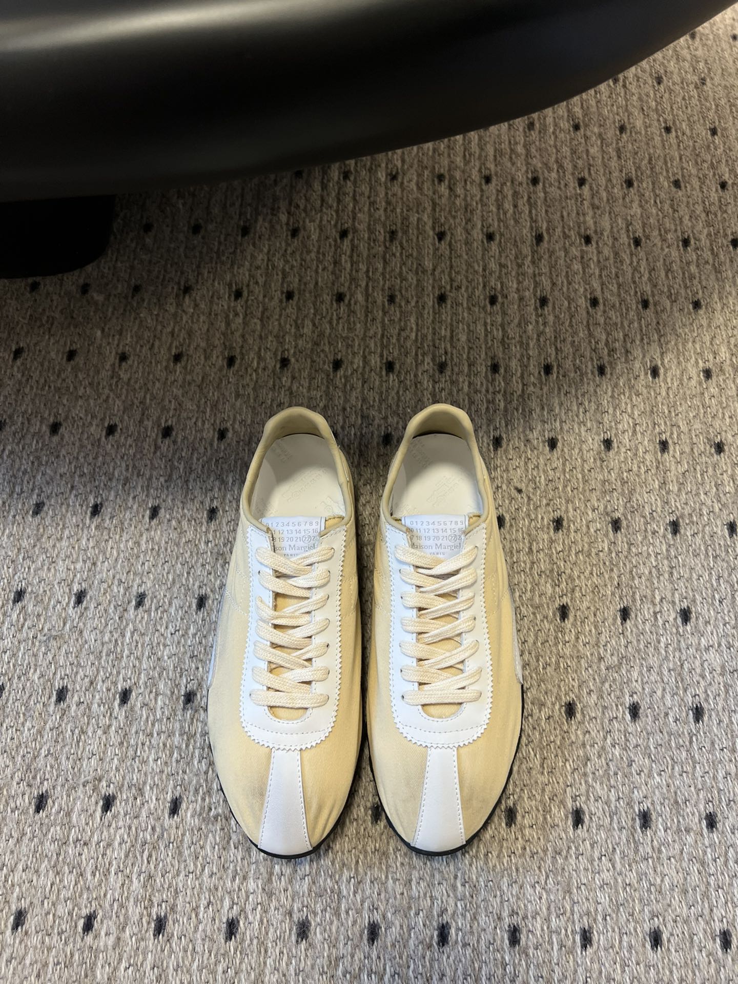 NO:441661,Purchase level Maison Margiela MM6 German training casual shoes The genius designer brand, a light luxury brand is very versatile and comfortable to the feet. This German training shoe continues the classic T-shaped genuine leather splicing design. After many careful improvements by the design team, it is just to let you experience the most original military flavor. The soft and delicate characteristics of the top layer cowhide leather combined with the texture of cow velvet leather makes it both have super high softness and comfort, while maintaining good breathability and comfort and texture parallel, so as to easily control any combination of all seasons. Fabric matte cowhide inner sheepskin Size: 35-40 (for women 40 customization without return or exchange) Men's size 39-45 (for men 45 customization without return or exchange), casual shoes/sports shoes, masion margiela, sneakers, cowhide, sheepskin19860909代购级别 Maison Margiela MM6德训休闲鞋 鬼才设计师品牌,一个轻奢品牌上脚很百搭哦,也很随脚舒适,这一款德国训练鞋延续了经典的T形真皮拼接设计,经过设计团队多次的精心改良,只为让您体验最原始的军旅味道,头层牛皮柔软细腻的特点与牛反绒牛皮的质感相结合使其既有超高的柔软舒适度,又同时保持不错的透气性能舒适与质感并行,轻松驾驭四季穿着任何搭配. 面料磨砂牛皮 内里羊皮 码数: 35-40（女40定制不退不换） 男码39-45（男45定制不退不换）,休闲鞋/运动鞋,masion margiela,sneakers,cowhide,sheepskin,Women's Shoes