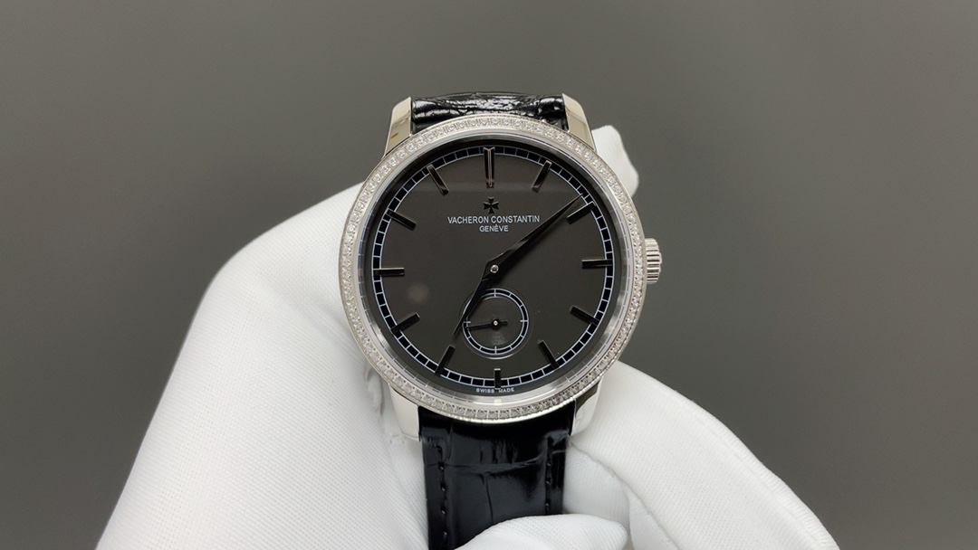 NO:392613,Vacheron Constantin series men's watch 1 This watch is equipped with 4400as fully automatic machinery, accurate time travel, 40 hours of power reserve, 30 meters waterproof depth 2 The dial continues the classic design, rod-shaped hour marker 3 The case is made of 316L stainless steel, the front and back of the watch mirror is sapphire crystal glass 4 Italian cowhide with original pin buckle to make the wrist fit and comfortable, suitable for all business occasions, simple and refined without losing elegance. The trend is fleeting, the style is everlasting, the classic is never out of date. The fine reproduction is worthy of taste!  Welcome to reprint, vacheron, cowhide19860909江诗丹顿传袭系列男士腕表1 该表搭载4400as 全自动机械 走时精准 动力储备40小时 防水深度30米 2 表盘延续经典设计 棒状时标 3 表壳采用316L精钢 表镜前后采用蓝宝石水晶玻璃 4 意大利牛皮搭配原装针扣 让手腕更贴合舒适,适合各种商务场合,简敛精致不失优雅.潮流易逝 风格永存,经典传袭 永不过时.精品复刻,敬请品鉴！欢迎转载,,vacheron,cowhide,Watch