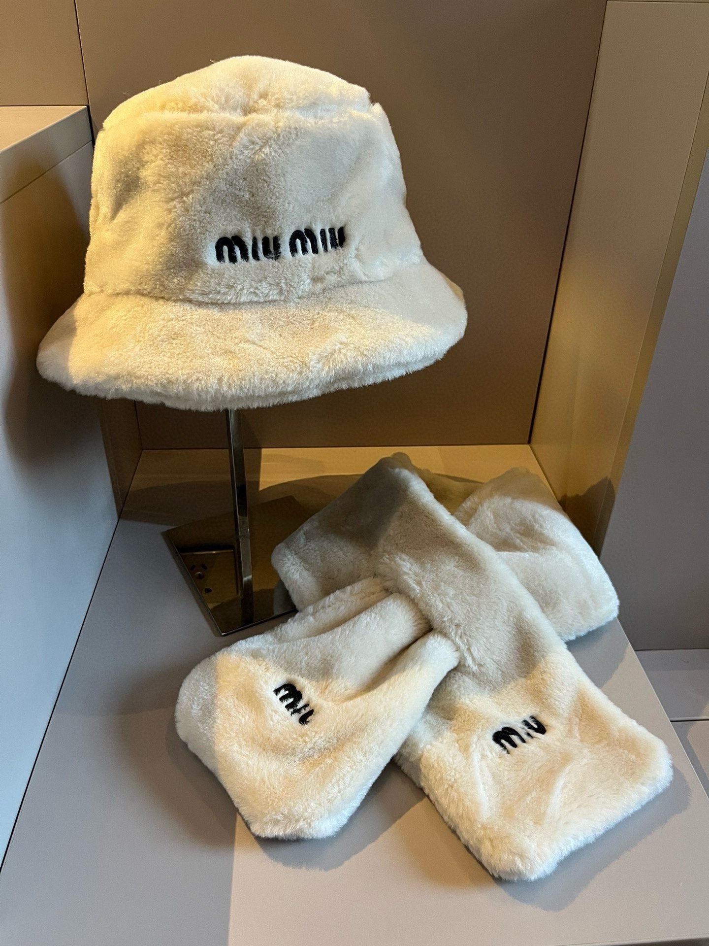 the hat, the scarf. miumiu, the lamb scarf hat - 图片 2