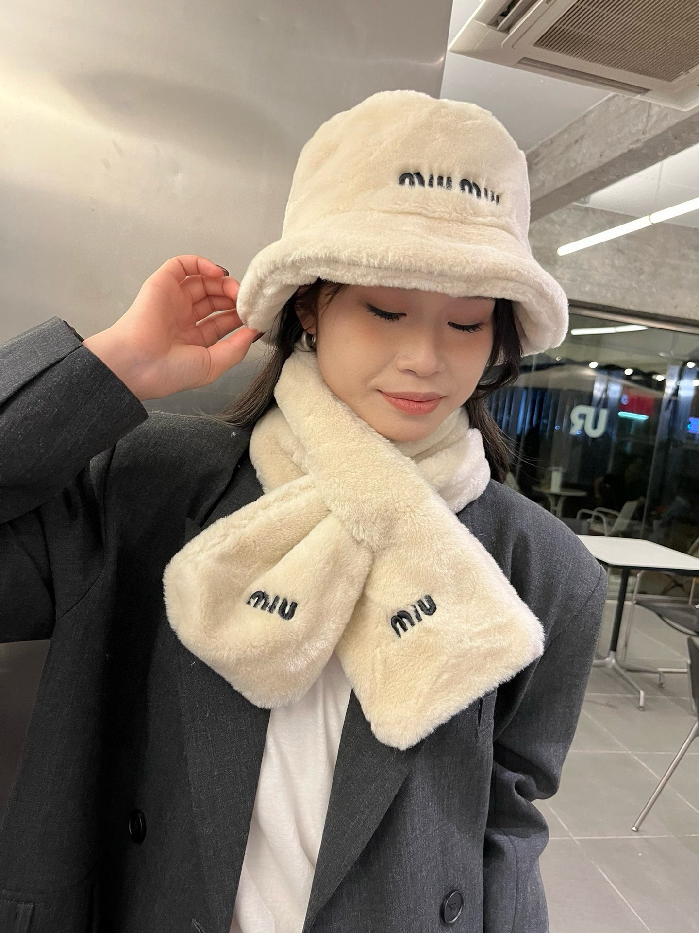 the hat, the scarf. miumiu, the lamb scarf hat - 图片 1