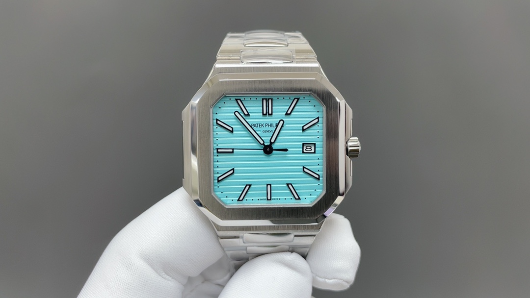 NO:147727,White and gold TW Factory Patek Philippe launches a new series of CUBITUS 5821 watches. This Cubitus bracelet and dial is both classic and fashionable, with a perfect balance of elegance and high-end feel. Highlights and features 1 movement: equipped with a custom modified Cal.26-330 SC all-in-one machine, automatic winding movement. 2 steel belt: 316L custom-grade ergonomic strap, new buckle style. 3 case: 45 mm in size, only 8.8mm in thickness, which is the diagonal length of the case (i.e. 10 points to 4 points). Because the case is approximately square, the width of the upper and lower sides will be smaller than this value, so the visual effect is not very large. In terms of matching, 5821 is a sports-style watch, and it can be used in daily formal wear and casual styles. TW produces: craftsmanship spirit, focus on quality, please be sure of the details, patek  philippe,bracelet19860909白 金 TW Factory百达翡丽重磅推出新系列CUBITUS 5821腕表 这款Cubitus手链及表盘,既经典又时尚,优雅与高级感完美平衡. 亮点特色1机芯:搭载定制改Cal.26-330 SC一体机,自动上链机芯.2钢带:316L定制级人体工程学表带,新扣款式.3表壳:尺寸45毫米厚度仅8.8mm,为表壳对角线长度(即10点位至4点位),因为表壳近似于方形,上下边的宽度会小于这一数值,所以视觉效果并不是很大. 搭配上,5821属于运动风格腕表,日常搭配正装和休闲风格也可以. TW出品:匠工精神,专注品质,请认准细节,,patek philippe,bracelet,Watch