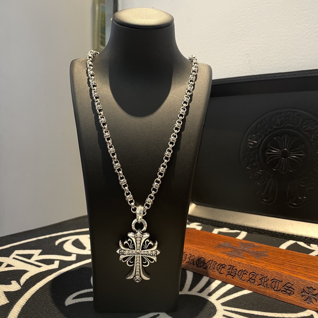 NO:110865,Douyin/Kuaishou/ins/Xiaohongshu/Live Hot, New Counter Quality] Chrome Hearts Croxin Retro Flower Ball Necklace, Full Diamond Cross Pendant, Different Concave and Convex and Convex Scout Flowers present unique to others Cross Scout Flowers are Croxin's ambitions, so they last longer. Genuine version of Chrome Hearts Croxin, different from the market ordinary light version, benchmarking the quality of the version, looking at the details of the letter printing, retro and old gray oxygen level. Seiko version!  !  !  Pure handmade ~ Authentic model opening must-have fashion and fashion, both men and women can wear it, same style for couples, original official website, rock punk style silver style, retro elements, trendy and versatile!  , jewelry boutique, chrome hearts, chrome hearts, necklace19860909抖音/快手/ins/小红书/直播热门 ,新款专柜品质】Chrome Hearts克罗心复古花球项链 ,满钻十字架吊坠,凹凸造型不同的花纹设计风格 呈现出与众不同 十字架 童军花是克罗心的志 所以更经久不衰 正品打版Chrome Hearts克罗心 区别市场普通轻版 对版对标品质 看字印细节 复古做旧灰氧程度.精工版本！！！ 纯手工打造 ～正品开模潮流时尚必备 男女均可佩戴 情侣同款 官网原版 摇滚朋克泰银风格 复古元素 潮流百搭！,饰品精品,chrome hearts,chrome hearts,necklace,Jewelry