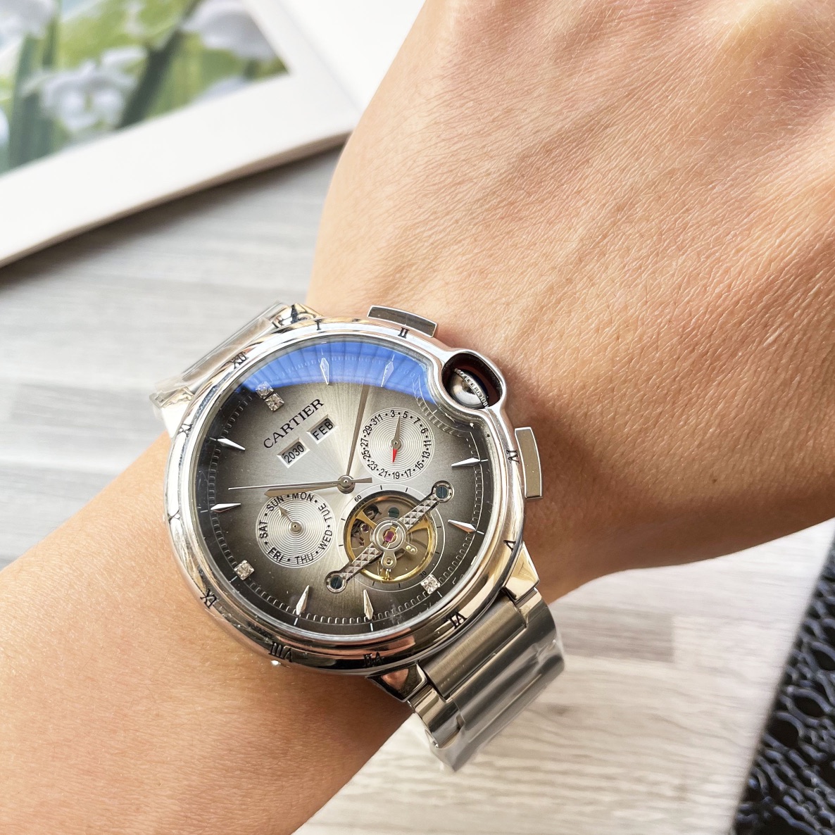 NO:147347,Platinum Steel 30 Blue Balloon Series Shockingly launched [Latest] Cartier Multifunctional Boutique Design [Type] Boutique Men's Watch [Watch Strap] Real Cowhide Strap [Movement] High-end Fully Automatic Mechanical Movement [Mirror] Mineral Strengthened Glass (More High Definition) Elegant Taste, Exotic, Ingenious, Ingenious, Wrist Treasure, Size Diameter 42mm Thickness 12.5mm Hot Sale!  Welcome to reprint!  cartier cowhide19860909白金钢30 蓝气球系列 震撼上市【最新】卡地亚 多功能精品设计【类型】精品男士腕表【表带】真牛皮表带【机芯】高端全自动机械机芯【镜面】矿物质强化玻璃（更高清） 品味高雅 浩瀚大气 匠心独运 腕间瑰宝 尺寸直径42mm厚12.5mm热卖上市！欢迎转载！,,cartier,cowhide,Watch