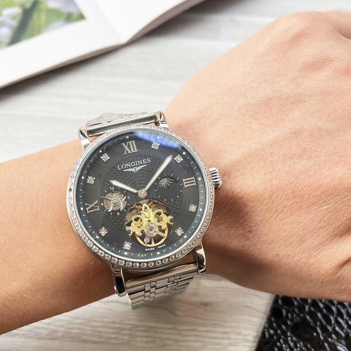 NO:147377,Unified, complex timepiece, luxurious and atmospheric, classic new products, shockingly launched [Latest] Longines, large flywheel design [Type] boutique men's watch [Watch strap] real cowhide strap [Movement] high-end fully automatic mechanical movement [Mirror] mineral reinforced glass (more high definition) Elegant taste, vast and atmospheric, ingenious, wrist treasure, dimensions, diameters, thicknesses, 12.5mm, and hot sale!  Welcome to reprint!  longines cowhide19860909统一 复杂时计 奢华大气 经典新品 震撼上市【最新】浪琴 大飞轮设计【类型】精品男士腕表【表带】真牛皮表带【机芯】高端全自动机械机芯【镜面】矿物质强化玻璃（更高清） 品味高雅 浩瀚大气 匠心独运 腕间瑰宝 尺寸直径42mm厚12.5mm热卖上市！欢迎转载！,,longines,cowhide,Watch