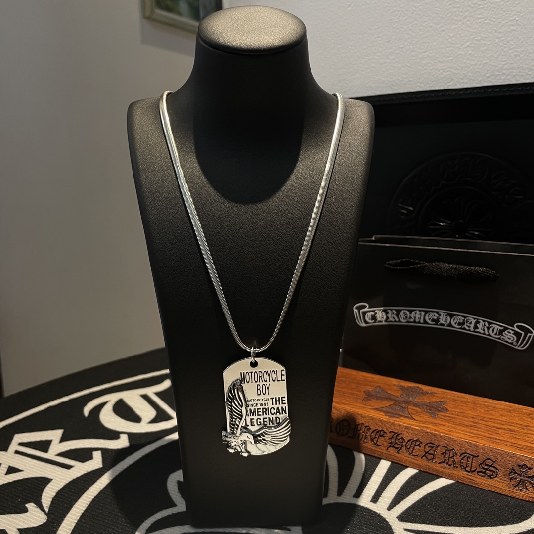 NO:110378,New [Counter Quality] Chrome Hearts Croxin Classic retro necklace Square pendant Kuaishou/ins/Little Red Book Popularity The pattern design styles with different concave and convex shapes present uniqueness Cross Scout flowers are Croxin's ambitions, so they last longer. Genuine version of Chrome Hearts Croxin Difference to the market ordinary light version, benchmark the quality of the version, look at the details of the letter printing, the degree of retro old gray oxygen. Seiko version!  !  !  Pure handmade ~ Authentic model opening must-have fashion and fashion, both men and women can wear it, same style for couples, original official website, rock punk style silver style, retro elements, trendy and versatile!  , jewelry boutique, chrome hearts, chrome hearts, necklace19860909新款【专柜品质】Chrome Hearts克罗心 经典复古项链 方牌吊坠 快手/ins/小红书热门 凹凸造型不同的花纹设计风格 呈现出与众不同 十字架 童军花是克罗心的志 所以更经久不衰 正品打版Chrome Hearts克罗心 区别市场普通轻版 对版对标品质 看字印细节 复古做旧灰氧程度.精工版本！！！ 纯手工打造 ～正品开模潮流时尚必备 男女均可佩戴 情侣同款 官网原版 摇滚朋克泰银风格 复古元素 潮流百搭！,饰品精品,chrome hearts,chrome hearts,necklace,Jewelry