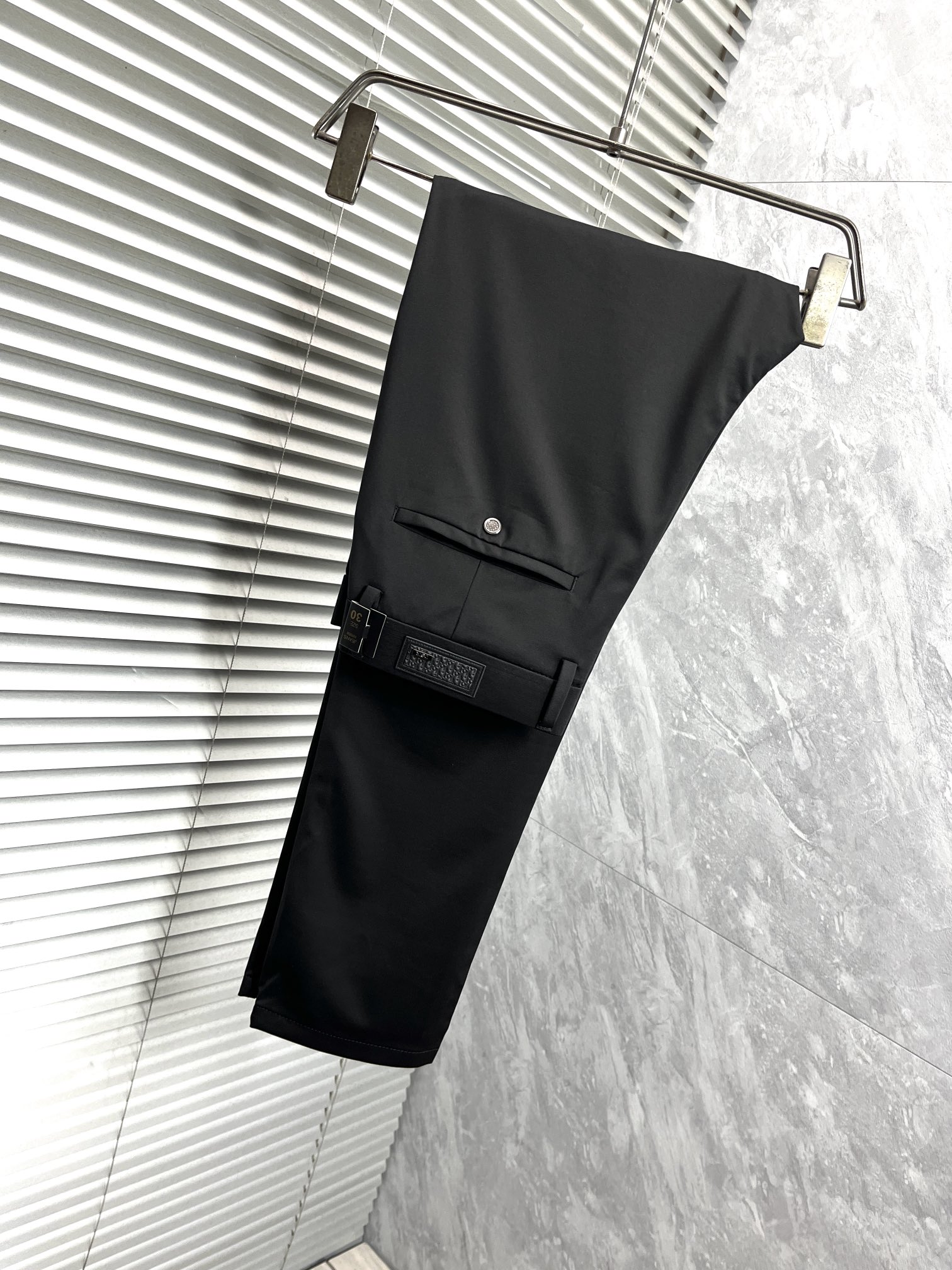 NO:431401,Dr 2025ss Spring and Summer counters have a hot-selling casual trousers. This season must be versatile styles. The upper body is extremely outstanding and super versatile. The original version is 1:1 replica. The latest fashion element design of the counter, imported fixed woven high-quality European cotton fabric, super good style, and a must-have for casual and fashionable!  Highly recommended model Size 29-38,,alexander wang19860909dr 2025ss春夏专柜同步爆款休闲西裤,本季必入百搭款式,上身极为出挑,超级百搭款 ,原版1:1复刻 专柜最新时尚元素设计,进口定织高品质欧棉面料,版型超好,休闲时尚必备！强烈推荐款 尺码 29-38,,alexander wang,Men's clothing