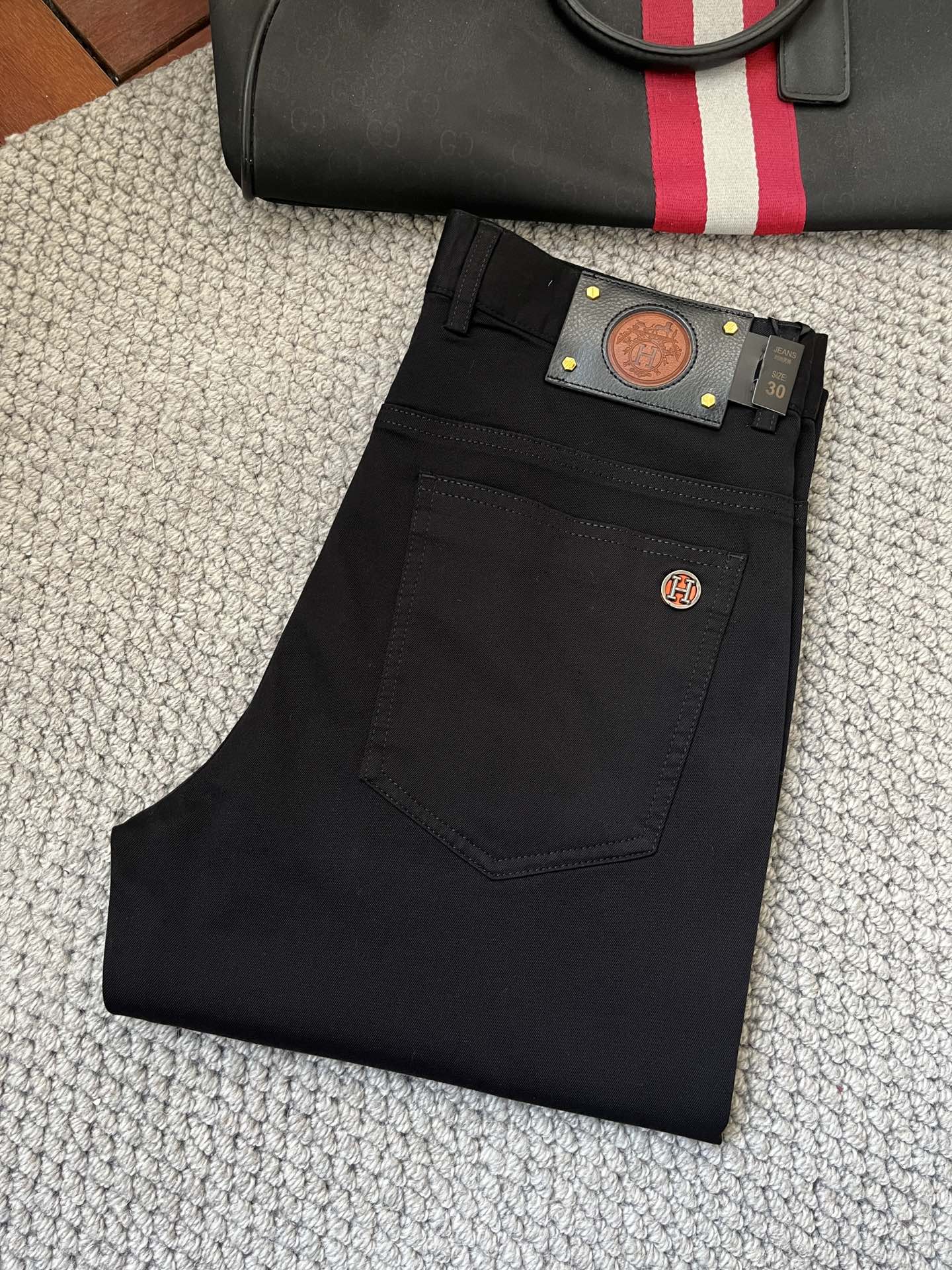 NO:135333,Hermes 2025ss spring and summer counters have a hot casual pants. This season must be versatile styles. The upper body is extremely outstanding and super versatile. The original version is 1:1 replica. The latest fashion element design of the counter, imported fixed woven high-quality European cotton fabric, super good style, casual and fashionable must-have!  Highly recommended model Size 29-38,,hermes,alexander wang19860909爱马仕 2025ss春夏专柜同步爆款休闲裤,本季必入百搭款式,上身极为出挑,超级百搭款 ,原版1:1复刻 专柜最新时尚元素设计,进口定织高品质欧棉面料,版型超好,休闲时尚必备！强烈推荐款 尺码 29-38,,hermes,alexander wang,Men's clothing