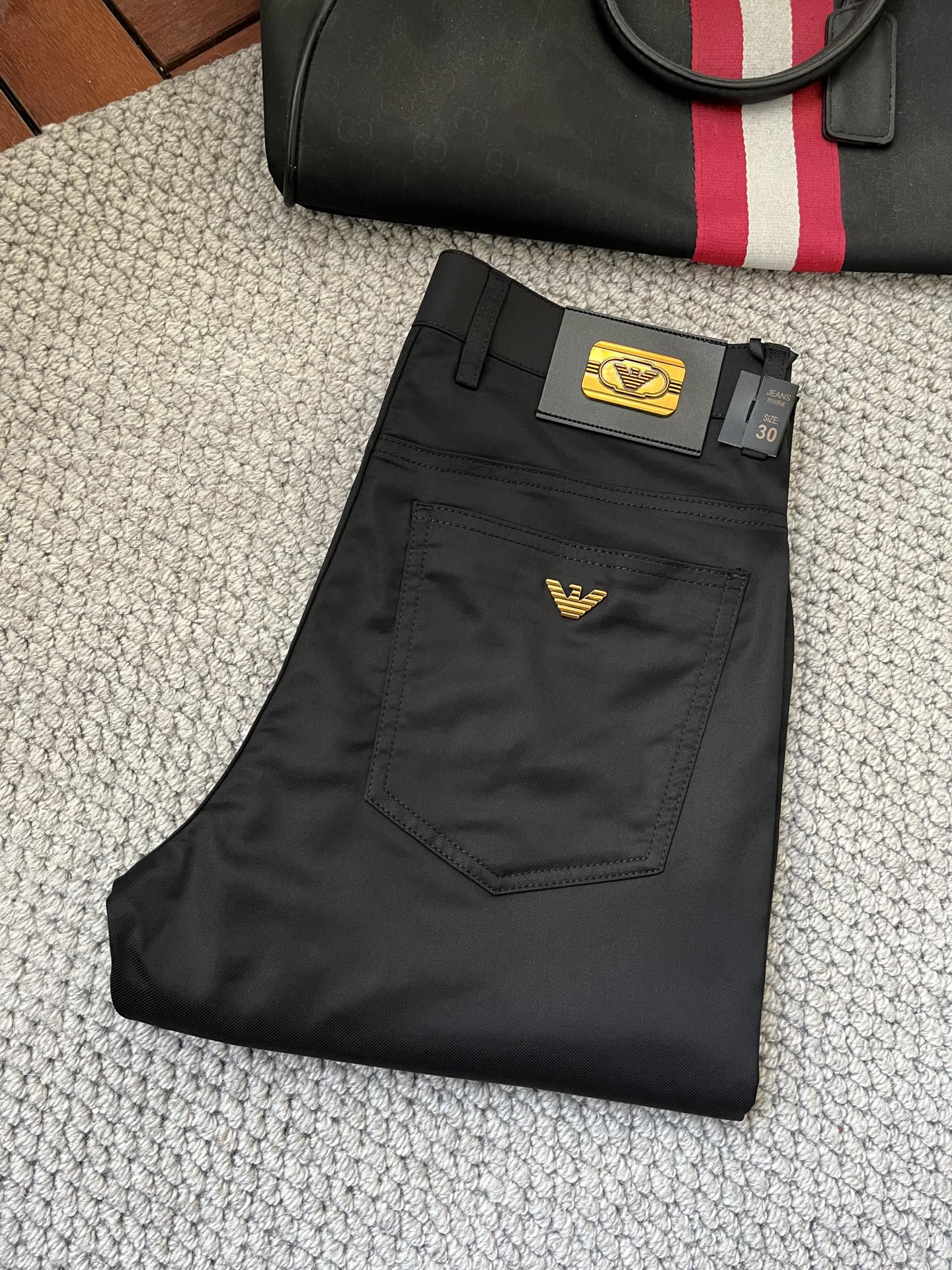 NO:135339,Armani's 2025ss Spring and Summer counter has a hot casual pants. This season must be versatile styles. The upper body is extremely outstanding and super versatile. The original version is 1:1 replica. The latest fashion element design of the counter, imported fixed woven high-quality European cotton fabric, the style is super good, and the casual and fashionable must be available!  Highly recommended model Size 29-38, Armani,alexander wang19860909阿玛尼2025ss春夏专柜同步爆款休闲裤,本季必入百搭款式,上身极为出挑,超级百搭款 ,原版1:1复刻 专柜最新时尚元素设计,进口定织高品质欧棉面料,版型超好,休闲时尚必备！强烈推荐款 尺码 29-38,,armani,alexander wang,Men's clothing