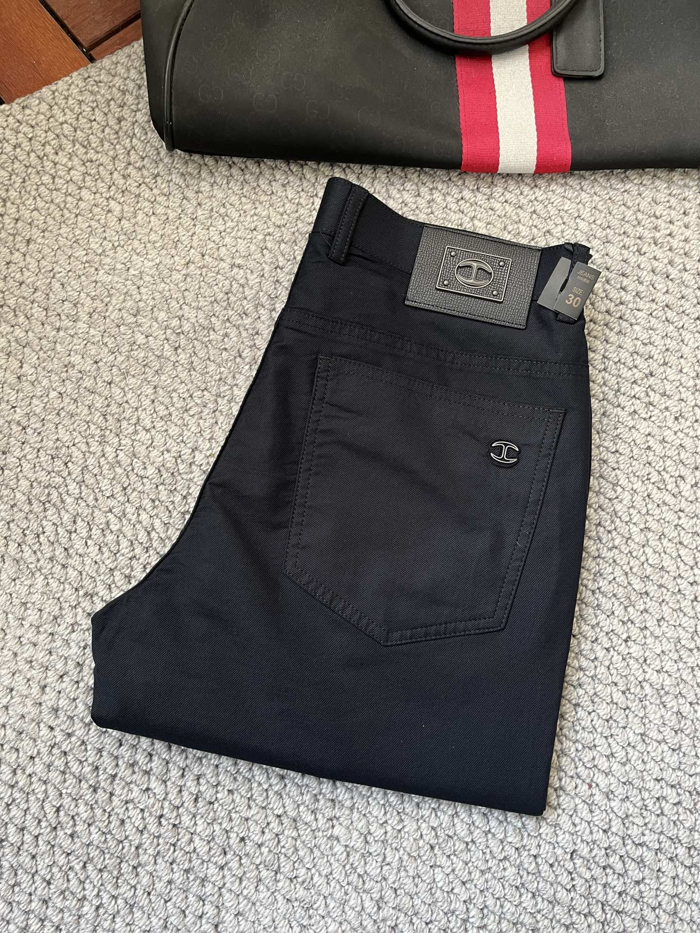 NO:135336,SL2025ss Spring and Summer counters have a hot casual pants. This season must be versatile styles. The upper body is extremely outstanding and super versatile. The original version is 1:1 replica. The latest fashion element design of the counter, imported fixed woven high-quality European cotton fabric, the style is super good, and the casual and fashionable must be available!  Highly recommended model Size 29-38,,alexander wang19860909SL2025ss春夏专柜同步爆款休闲裤,本季必入百搭款式,上身极为出挑,超级百搭款 ,原版1:1复刻 专柜最新时尚元素设计,进口定织高品质欧棉面料,版型超好,休闲时尚必备！强烈推荐款 尺码 29-38,,alexander wang,Men's clothing