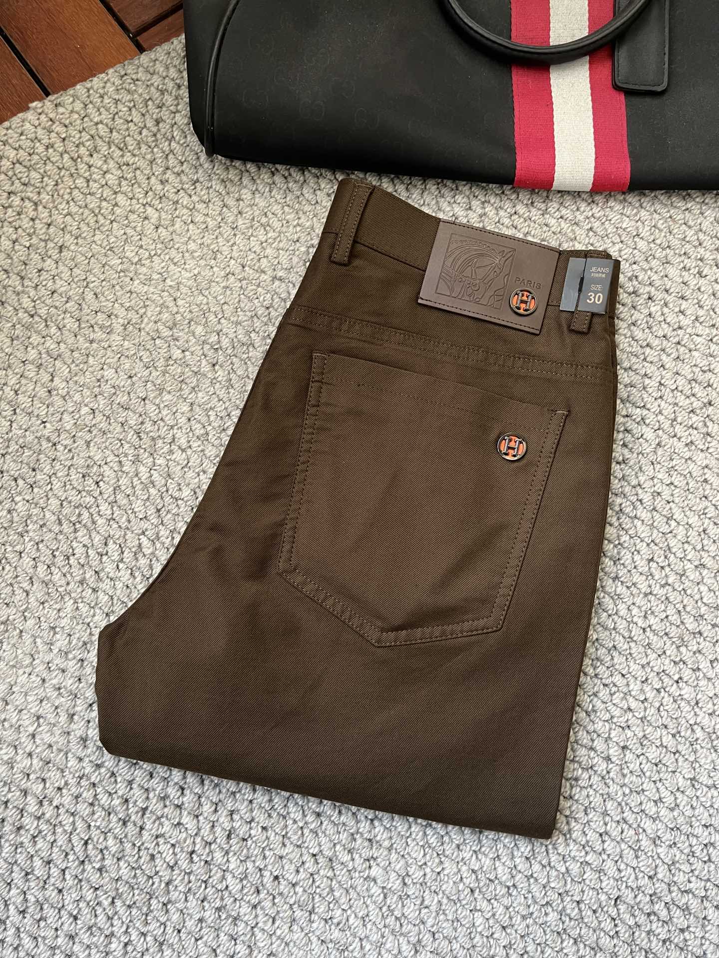 NO:135338,Hermes 2025ss spring and summer counters have a hot casual pants. This season must be versatile styles. The upper body is extremely outstanding and super versatile. The original version is 1:1 replica. The latest fashion element design of the counter, imported fixed woven high-quality European cotton fabric, super good style, casual and fashionable must-have!  Highly recommended model Size 29-38,,hermes,alexander wang19860909爱马仕 2025ss春夏专柜同步爆款休闲裤,本季必入百搭款式,上身极为出挑,超级百搭款 ,原版1:1复刻 专柜最新时尚元素设计,进口定织高品质欧棉面料,版型超好,休闲时尚必备！强烈推荐款 尺码 29-38,,hermes,alexander wang,Men's clothing