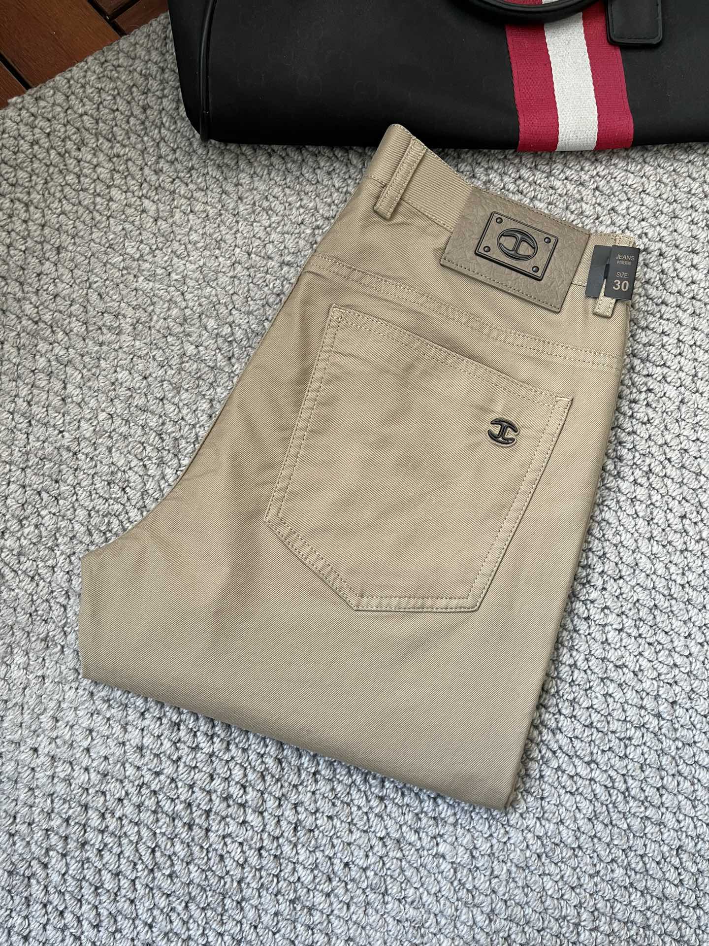 NO:135341,SL 2025ss Spring and Summer counters have a hot casual pants. This season must be versatile styles. The upper body is extremely outstanding and super versatile. The original version is 1:1 replica. The latest fashion element design of the counter, imported fixed woven high-quality European cotton fabric, super good style, and a must-have for casual and fashionable!  Highly recommended model Size 29-38,,alexander wang19860909SL 2025ss春夏专柜同步爆款休闲裤,本季必入百搭款式,上身极为出挑,超级百搭款 ,原版1:1复刻 专柜最新时尚元素设计,进口定织高品质欧棉面料,版型超好,休闲时尚必备！强烈推荐款 尺码 29-38,,alexander wang,Men's clothing