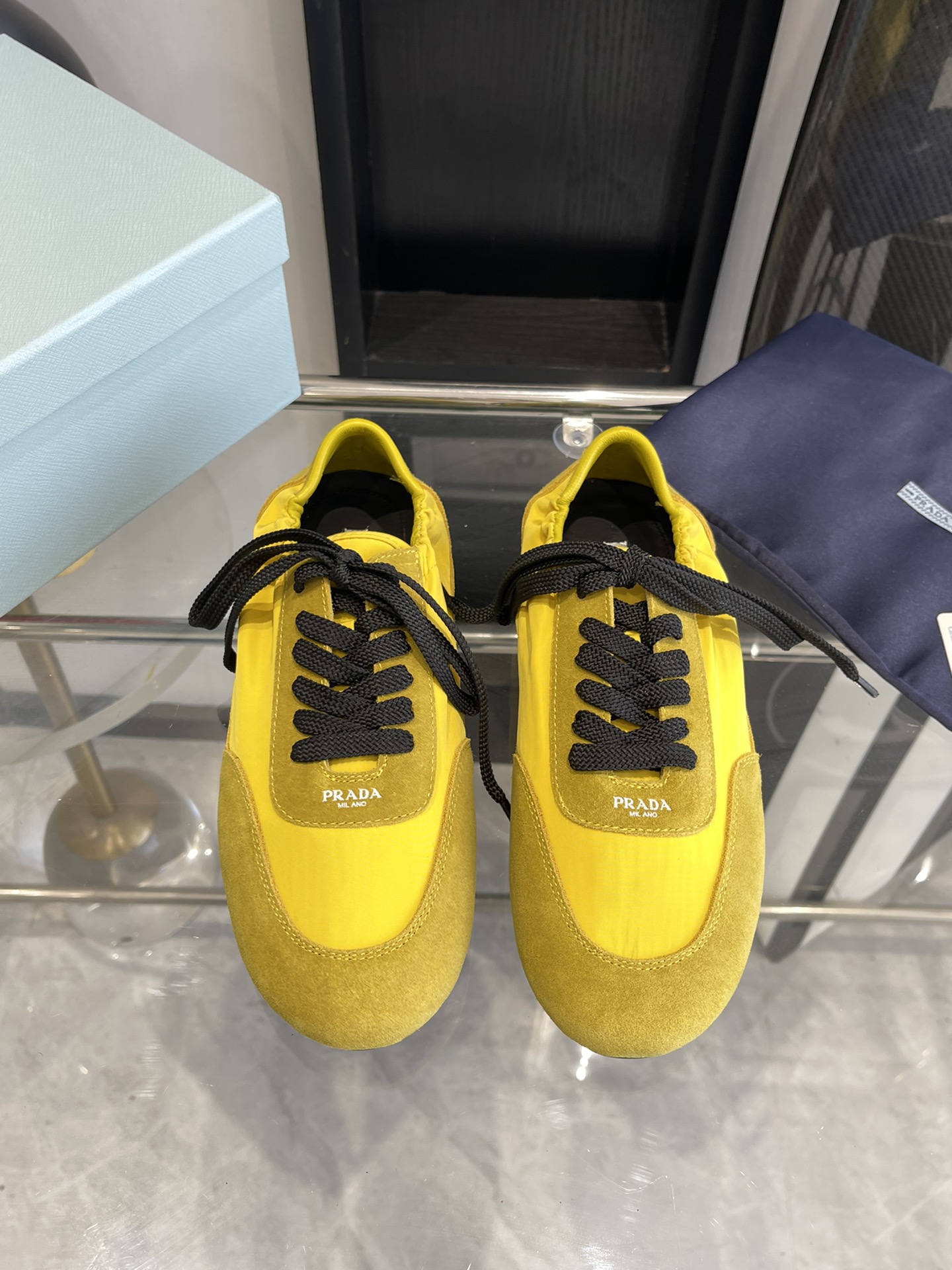 NO:173344,Prada's new German training shoes, suede upper has a texture, the whole pair of shoes is purchased and developed and created by Zp, all customized materials, exclusive mold opening sole, all details are shipped together, and even the packaging is the same as the genuine one. Size: 35-41 (41 custom made without return or replacement), casual shoes/sports shoes, prada, prada, sneakers, chamois leather19860909Prada 普拉达新款德训鞋 鞋面麂皮有肌理感,整双鞋子采购Zp开发打造,全部定制材料,独家开模大底,细节全部对版出货,连包装也做到跟正品一样.码数:35-41（41定做不退不换）,休闲鞋/运动鞋,prada,prada,sneakers,chamois leather,Women's Shoes