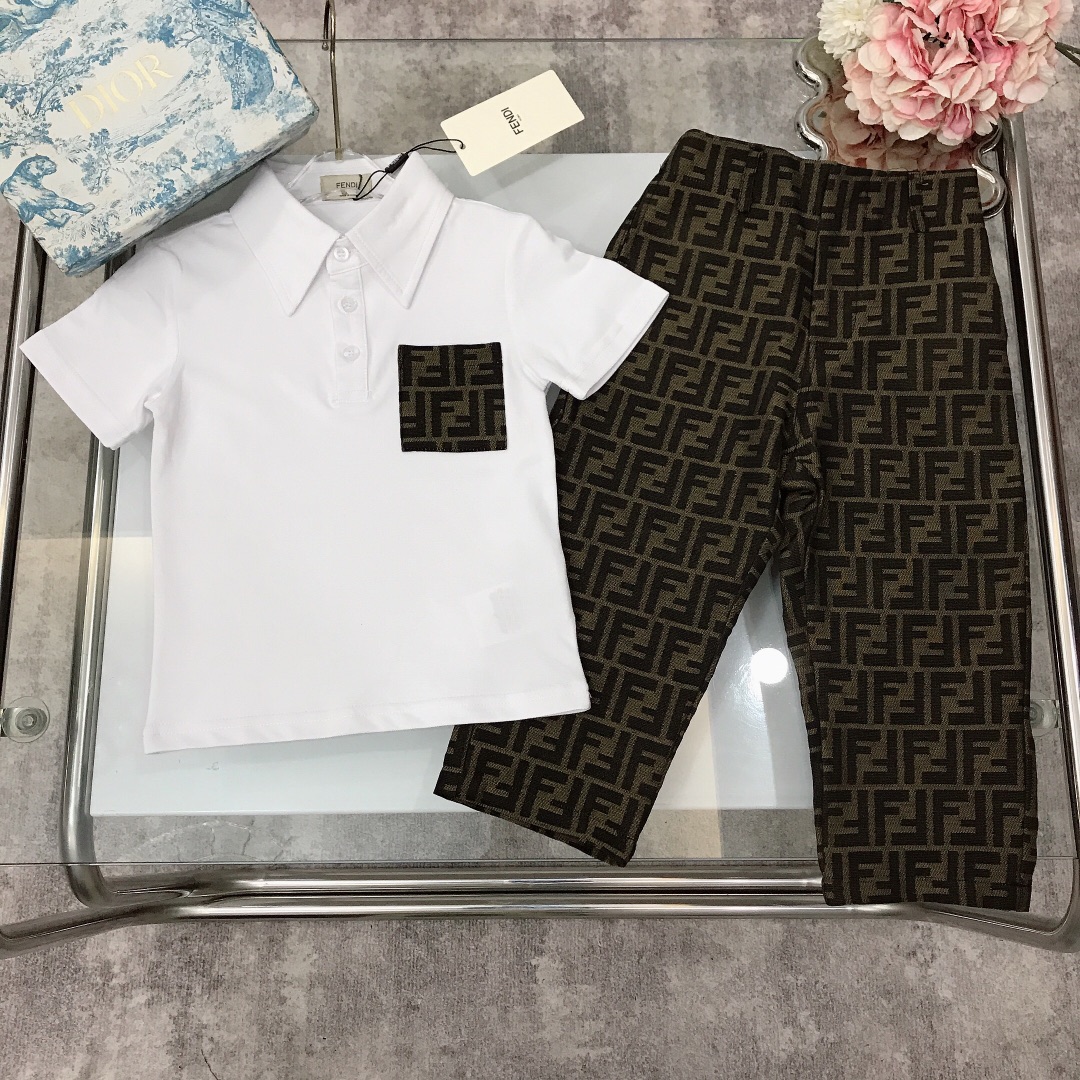 NO:210234,【Spot shipment】 FEND* Set Lapel Polo shirt Double FF jacquard straight jeans Fixed cotton Double yarn precision cotton ~ Soft and delicate bead floor cotton linen fabric~ Double FF denim pocket design on the left chest with double FF denim trousers The back pocket is equipped with embroidered logo logo Selected high-end custom cotton fabric Soft and comfortable Simple and fashionable Crafts superimposed High-quality Super stylish and beautiful Color white size--120-130-140-150【CM】 Full set of packaging 10, clothes, fendi, jeans,19860909【现货发】   FEND* 套装 翻领Polo衫双FF提花直筒牛仔裤 定织定染全棉双纱精密棉～柔软细腻珠地棉麻面料打造～左胸前双FF牛仔口袋设计搭配双FF牛仔长裤 后口袋附有刺绣logo标志 甄选高级定制棉面料打造 柔软舒适 简约时尚 工艺叠加 看得见的高品质 超级有型又好看 颜色白色 size--120-130-140-150【CM】 全套包装10,衣服,fendi,jeans,,Children's