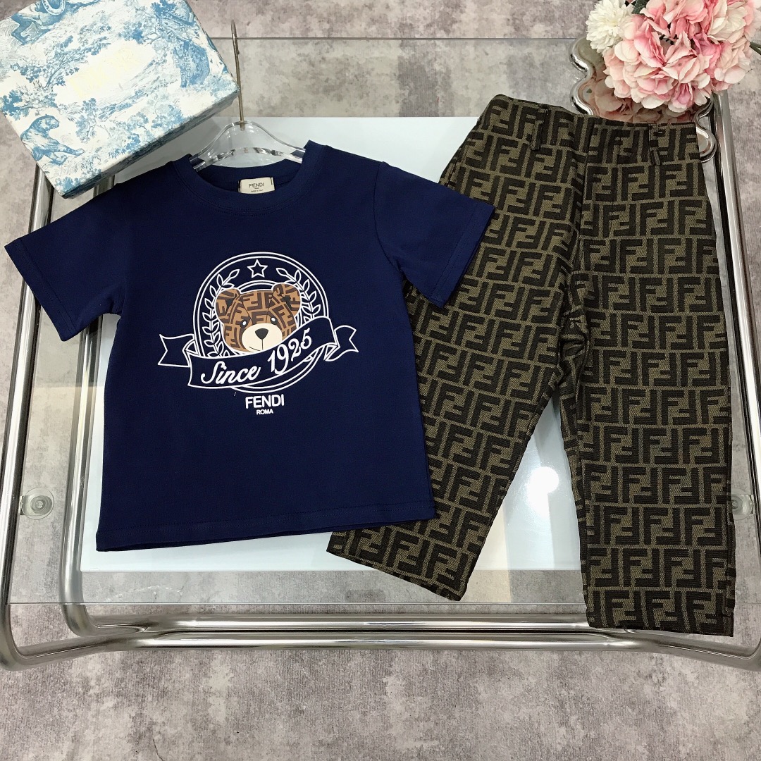 NO:210227,【Spot shipment】 FEND* Set Three-dimensional foam LOGO short-sleeved double FF jacquard straight jeans Fixed cotton double yarn precision cotton ~ 240G g heavy pure cotton fabric Classic bear printed double FF jeans with embroidered logo logo on the back pocket Selected high-quality custom cotton fabrics Soft and comfortable Simple and fashionable Crafts superimposed High-quality Super stylish and beautiful Color white Navy blue size--120-130-140-150 【CM】 Full set of packaging 10, clothes, fendi, jeans, T-shirt,19860909【现货发】   FEND* 套装 立体发泡LOGO短袖双FF提花直筒牛仔裤 定织定染全棉双纱精密棉～240G克重纯棉面料 经典小熊印花双FF牛仔长裤 后口袋附有刺绣logo标志 甄选高级定制棉面料打造 柔软舒适 简约时尚 工艺叠加 看得见的高品质 超级有型又好看 颜色白色 藏蓝色 size--120-130-140-150【CM】 全套包装10,衣服,fendi,jeans,T-shirt,,Children's