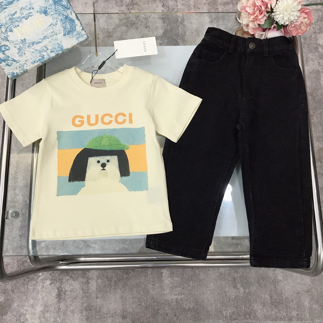 NO:210270,[Spot delivery] GUCC* Set Painted Printed LOGO Short Sleeve Straight Jeans Definitely Weaving and Dyeing Cotton Double Yarn Precision Cotton ~ 240G GT Heavy Pure Cotton Fabric T-shirt Jointly-branded Puppy T-shirt Jacquard Double GG Denim T-shirt Original Hardware Button Replica Logo Selected High-quality Customized Cotton Fabric Soft and Comfort Simple and Fashionable Craftsmanship Super High Quality Super Stylish and Beautiful Size--120-130-140-150 [CM] Full Packaging 10, Clothes, gucci, jeans, T-shirt, t-shirt,19860909【现货发】   GUCC* 套装 彩绘印花LOGO短袖直筒牛仔裤 定织定染全棉双纱精密棉～240G克重纯棉面料 T恤联名小狗狗T恤提花双GG牛仔长裤 原版五金纽扣复刻logo 甄选高级定制棉面料打造 柔软舒适 简约时尚 工艺叠加 看得见的高品质 超级有型又好看  size--120-130-140-150【CM】 全套包装10,衣服,gucci,jeans,T-shirt,tees，t-shirt,,Children's