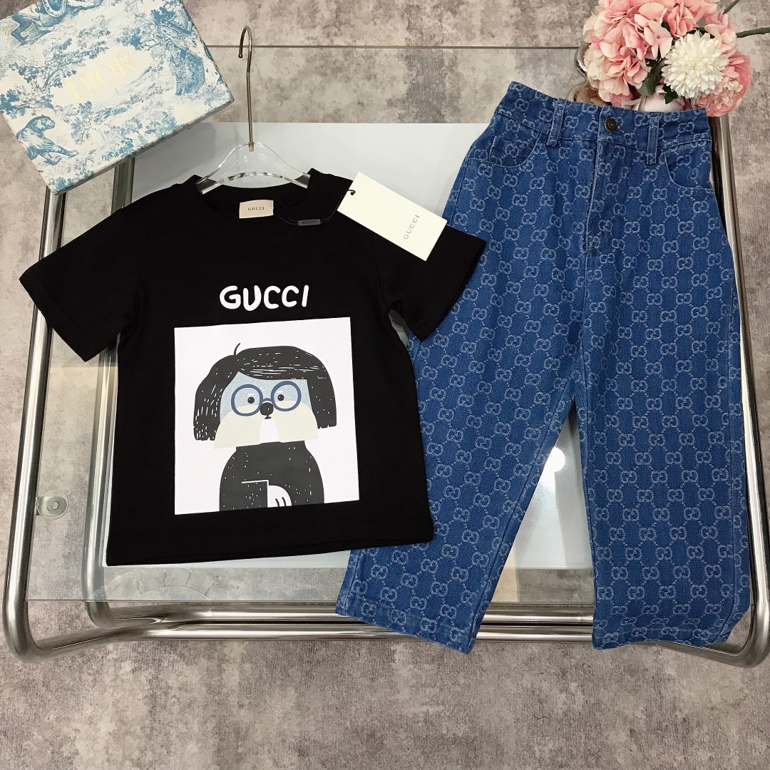 NO:210276,[Spot delivery] GUCC* Set Puppy Printed LOGO Short Sleeve Straight Slim-fit Jeans, Fixed Definite Dyeing Cotton Double Yarn Precision Cotton ~ 240G GT Heavy Pure Cotton Fabric T-shirt Jointly-branded Puppy Dog T-shirt Jacquard Double GG Denim T-shirt Original Hardware Button Replica Logo Selected High-quality Customized Cotton Fabric Soft and Comfort Simple and Fashionable Craftsmanship Super High Quality Super Stylish and Beautiful Size--120-130-140-150 [CM] Full Packaging 10, Clothes, gucci, jeans, T-shirt, t-shirt,19860909【现货发】   GUCC* 套装 小狗印花LOGO短袖直筒修身牛仔裤 定织定染全棉双纱精密棉～240G克重纯棉面料 T恤联名小狗狗T恤提花双GG牛仔长裤 原版五金纽扣复刻logo 甄选高级定制棉面料打造 柔软舒适 简约时尚 工艺叠加 看得见的高品质 超级有型又好看  size--120-130-140-150【CM】 全套包装10,衣服,gucci,jeans,T-shirt,tees，t-shirt,,Children's