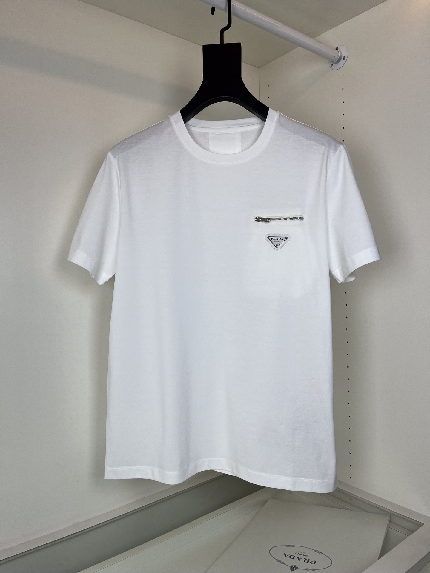 NO:116503,Pr**a 2025 spring and summer mercerated cotton round neck short-sleeved T-shirt with triangle marking combined with zipper pocket embellishment, back letter patch printing design, very highlights, the fitting tailoring, the neckline slightly fits the neck, fashionable and trendy, the fabric is made of mercerated cotton, the surface has a warm and shiny feeling, the upper body is crisp and stylish, it is very suitable for both single wear or inner wear in spring and summer, strongly recommended in spring and summer, color Black white Size M-3XL Try on 172-148 L slim feel, T-shirt,tees, t-shirt,alexander wang19860909普*达Pr**a 2025春夏丝光棉圆领短袖T恤衫 三角标 结合拉链口袋点缀 背部字母贴布印花的设计 很有亮点 合体的剪裁,领口微微贴合颈部,时尚而潮流感,面料采用丝光棉材质 表面有着温润的光泽感 亲肤透气, 上身挺括有型,春夏不管单穿还是内搭非常适宜,春夏强烈推荐,颜色 黑色 白色 码数M-3XL 试穿172-148穿L修身感,,T-shirt,tees，t-shirt,alexander wang,Men's clothing