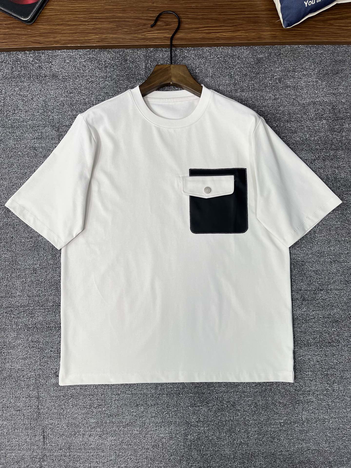 NO:152370,2025 spring and summer new style is coming~~Micro-wide round neck short-sleeved T-shirt geometric leather-patched pocket design is very highlighted, the upper body is fashionable and gives a modern sense of atmosphere. The original slightly wide cut, the neckline slightly fits the neck, making the overall upper body look younger and more fashionable. Before cutting, the fabric is strictly followed by the 5 washes before dyeing, and the shrinkage rate is controlled within 2. The fabric adopts a customer-supplied high-weight pure cotton texture, the surface has a warm luster, the upper body is comfortable and smooth, and it looks high-end. Skin-friendly, breathable, and has a very crisp feeling. Color Black, off-white, orange. Number of codes M-3XL. Try on 172-148. Appropriate wearing L size, T-shirt,tees, t-shirt,alexander wang198609092025春夏新款来袭～～微阔圆领短袖T恤衫 几何拼皮的口袋设计 很有亮点,上身时尚而赋予现代气息感 原版微阔的剪裁,领口微微贴合颈部,让整体上身更显年轻时尚 , 面料在裁剪前,严格按照染色前5次 洗水的标准, 将缩水率控制在2内, 面料采用客供定织高克重纯棉质地,表面有着温润的光泽感,上身舒适顺滑,显高档 亲肤 透气,又有很好挺括感 颜色 黑色 米白色 橙色 码数M-3XL 试穿172-148 穿L码合适,,T-shirt,tees，t-shirt,alexander wang,Men's clothing