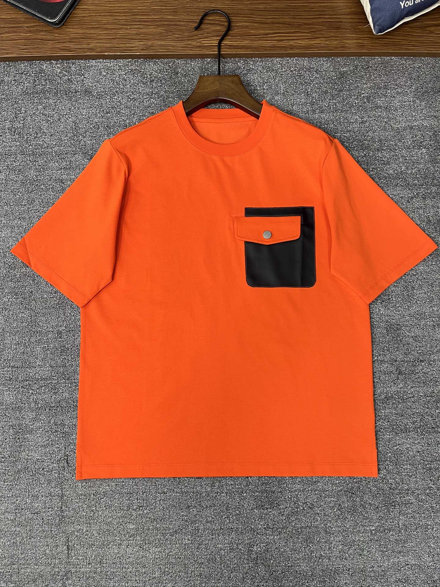 NO:152367,2025 spring and summer new style is coming~~Micro-wide round neck short-sleeved T-shirt geometric leather-patched pocket design is very highlighted, the upper body is fashionable and gives a modern sense of atmosphere. The original slightly wide cut, the neckline slightly fits the neck, making the overall upper body look younger and more fashionable. Before cutting, the fabric is strictly followed by the 5 washes before dyeing, and the shrinkage rate is controlled within 2. The fabric adopts a customer-supplied high-weight pure cotton texture, the surface has a warm luster, the upper body is comfortable and smooth, and it looks high-end. Skin-friendly, breathable, and has a very crisp feeling. Color Black, off-white, orange, code M-3XL, try on 172-148. It is suitable to wear L code (the next day's goods),,T-shirt,tees,t-shirt,alexander wang198609092025春夏新款来袭～～微阔圆领短袖T恤衫 几何拼皮的口袋设计 很有亮点,上身时尚而赋予现代气息感 原版微阔的剪裁,领口微微贴合颈部,让整体上身更显年轻时尚 , 面料在裁剪前,严格按照染色前5次 洗水的标准, 将缩水率控制在2内, 面料采用客供定织高克重纯棉质地,表面有着温润的光泽感,上身舒适顺滑,显高档 亲肤 透气,又有很好挺括感 颜色 黑色 米白色 橙色 码数M-3XL 试穿172-148 穿L码合适（隔天货）,,T-shirt,tees，t-shirt,alexander wang,Men's clothing