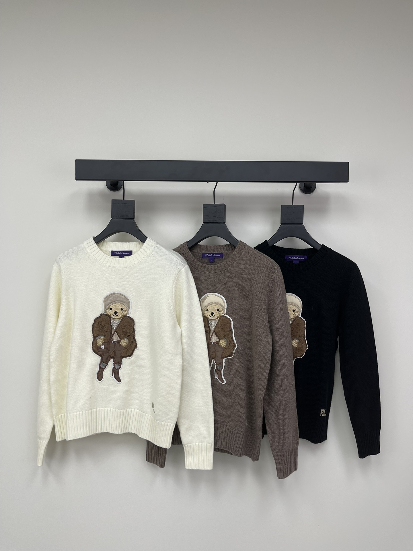 NO:563376,Ralph Laure* Ralph's new polo luxurious bear cashmere wool long-sleeved sweater. Maillard color brings a sense of luxury!  Simple and practical, with a lazy and casual feel, I believe no one can escape this sweet or salty bear knitted ~ soft, comfortable and delicate yarn processing, very exquisite!  The cute little bear jacquard pattern on the chest makes people completely irresistible. It is so dazzling that you don’t want to miss it!  It instantly brightens the whole sweater N times, making it dazzling and eye-catching, giving people a bright feeling, and you will like it unconsciously!  Very design and gentle charm!  Code numberSML,,loro piana,sweaters,alexander wang19860909Ralph Laure*拉夫新款polo贵气小熊羊绒羊毛长袖针织衫.美拉德色自带高级感！简单实穿慵懒休闲感,相信没人能逃得过这款可甜可咸的小熊针织～软糯舒适细腻的纱线处理,很精致！胸前可爱小熊提花图案,让人完全没有任何一丢丢抵抗力,耀眼无比喜欢的莫错过！让整件毛衣瞬间提亮N倍, 炫目吸人眼球,给人眼前一亮的感觉,不自觉的去喜欢它！非常有设计感兼具温柔的魅力！ 码数SML,,loro piana,sweaters,alexander wang,Women's clothing