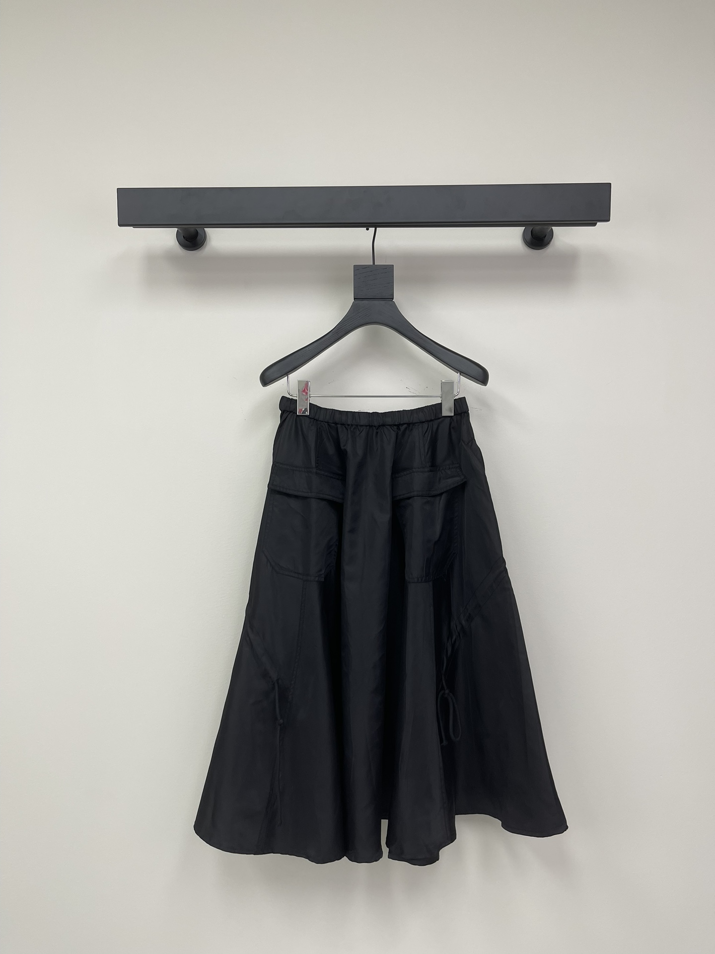 NO:416767,Prad*25 early spring new product counters are synchronized!  Elastic waisted nylon long skirt!  Super large skirt design, imported recycled nylon fabric!  New design of work clothes air pockets, side drawstring A-line skirt design high-end fashionable and elegant items, versatile style, not picky for people, big slim on the upper body. Original custom five-metal accessories logo, perfect workmanship quality depends on details. SML, prada, skirts, alexander wang19860909Prad*25早春新品专柜同步！松紧腰尼龙长半裙！超级大裙摆设计,进口再生尼龙面料！工装风口袋全新设计,侧面抽绳A字大裙摆设计高级时髦气质单品,版型百搭不挑人上身巨显瘦.原版定制五金属配件标,完美做工品质看细节.SML,,prada,skirts,alexander wang,Women's clothing