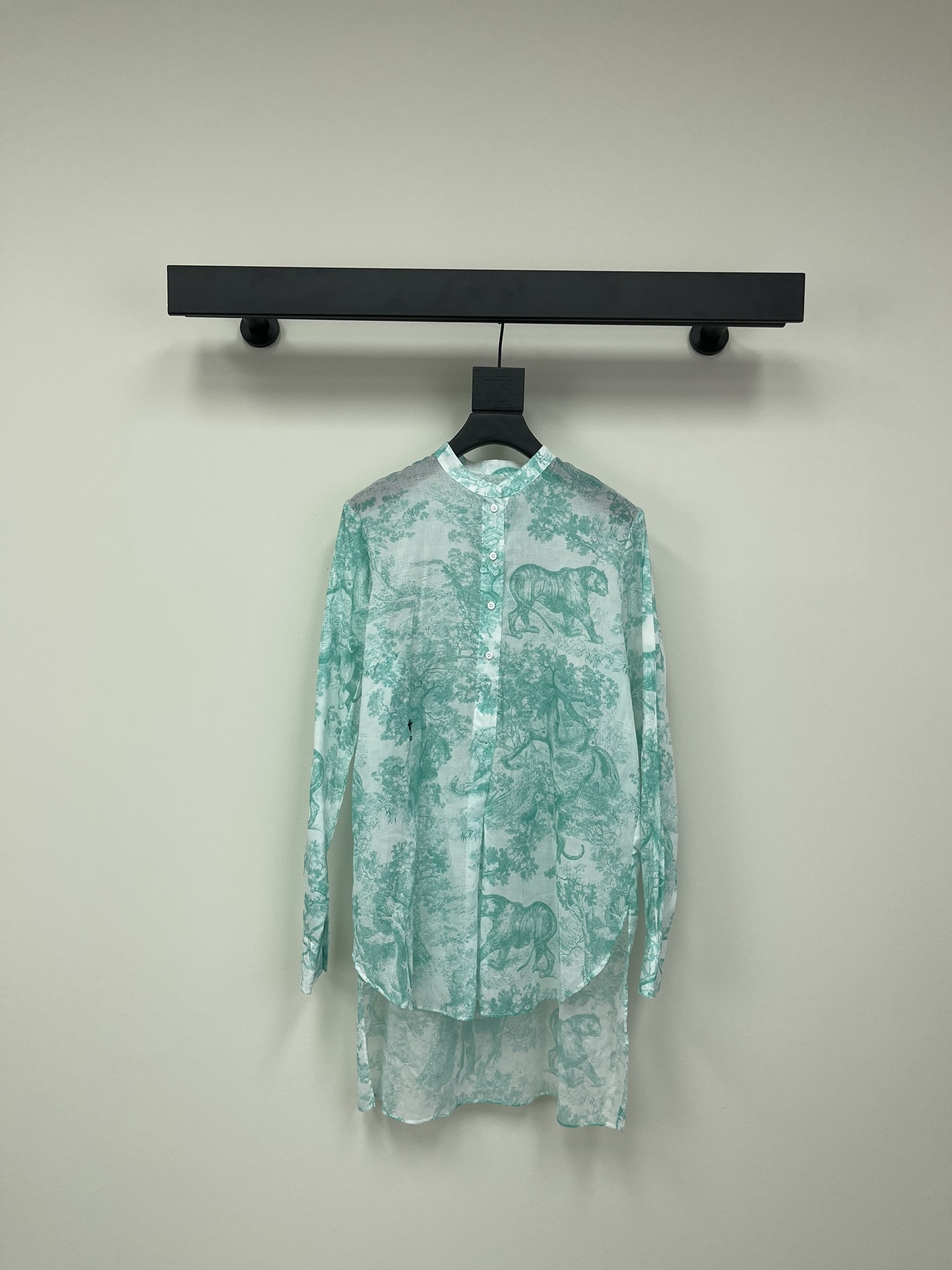 NO:314085,Dio*CD25 early spring new product vessel Juyi animal print long-sleeved shirt imported cotton is light and comfortable, classic small stand collar loose style is flowing, romantic and elegant temperament, short front and long back design, slim, tall, refreshing and stylish, custom pure cotton fabric is comfortable, elegant and high-end, no matter how you match it, SML, dior, shirts, alexander wang19860909Dio*CD25早春新品vessel 茹伊动物印花图案长袖衬衫 进口棉质轻盈舒适 经典小立领宽松版型飘逸浪漫气质优雅迷人 前短后长设计上身显瘦又高挑清爽有格调 定制纯棉布面料舒适 怎么搭都优雅又高级 SML,,dior,shirts,alexander wang,Women's clothing