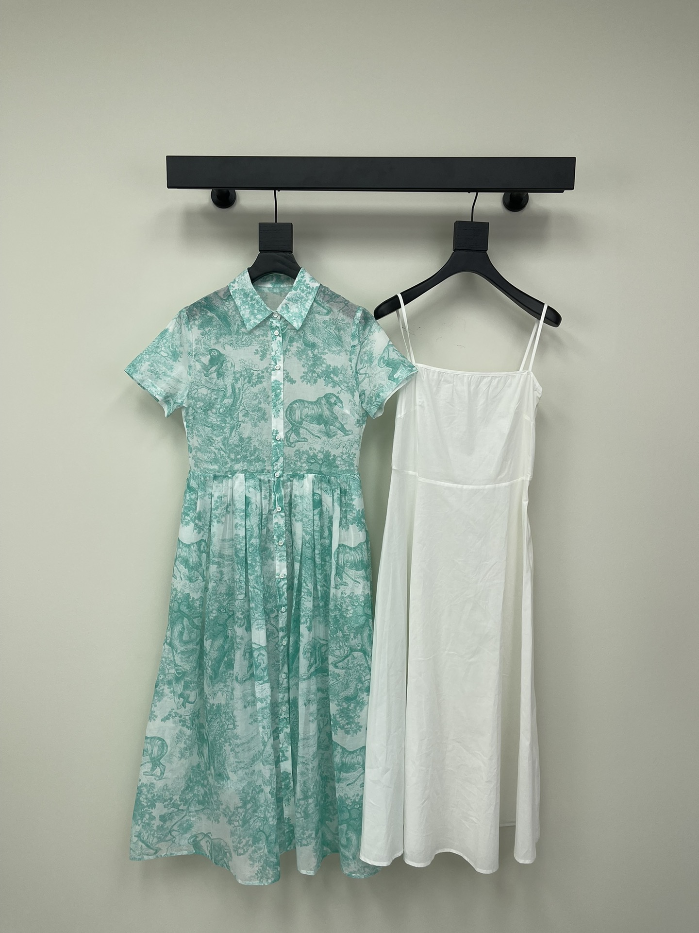 NO:314096,Dio*CD25 early spring new product vessel Juyi animal print long dress Customized lake green line zoo pattern print Imported cotton light and comfortable Classic small stand collar loose style flowing romantic temperament elegant charm Short front and long back design slim, tall, refreshing and stylish Customized pure cotton fabric comfortable, elegant and high-end no matter how you match it SML AA,,dior, skirts,alexander wang19860909Dio*CD25早春新品vessel 茹伊动物印花长款连衣裙 定制湖水绿色线动物园图案印花 进口棉质轻盈舒适 经典小立领宽松版型飘逸浪漫气质优雅迷人 前短后长设计上身显瘦又高挑清爽有格调 定制纯棉布面料舒适 怎么搭都优雅又高级 SML AA,,dior,skirts,alexander wang,Women's clothing