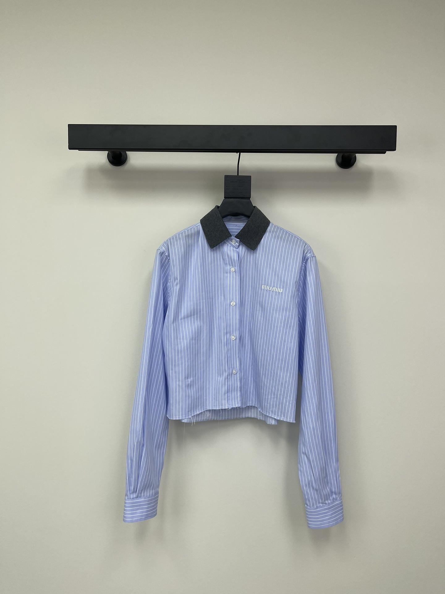 NO:314092,Miumi*25 early spring new miu style outfit!  Girlish style gray knitted lapel striped shirt!  A sweet and salty product that reduces age!  The short style is versatile and not picky!  Custom imported colored fabrics!  Details of the workmanship quality of silk hem tailoring.SML, miumiu,shirts,alexander wang19860909Miumi*25早春新款miu缪系穿搭！少女风灰色针织翻领条纹衬衫！可甜可盐气质减龄单品！小短款版型百搭不挑人！定制进口色织面料！对丝下摆剪裁工艺做工品质看细节.SML,,miumiu,shirts,alexander wang,Women's clothing