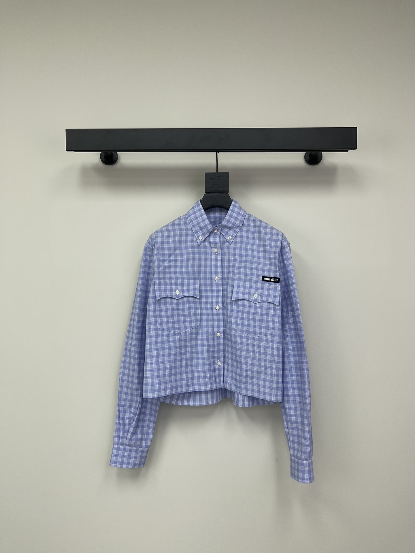 NO:314086,Miumi* 25 early spring new letter plaid shirt. Plaid elements are elements that will never go out of date in any period!  Very evident in taste made of cotton!  Flexible and comfortable, the upper body is stylish!  The tightly symmetrical plaid is very full!  Single row of white buttons opening and closing!  It can be worn alone, with base and layered inside, and can be coated with suits, windbreakers and other jackets!  The upper body effect is praised!  Improve fashion level ~SML,,miumiu,jackets & coats,shirts,business suit,alexander wang19860909Miumi* 25早春新款字母贴格纹衬衫.格子元素是任何时期都不会过时的元素！非常彰显品味采用棉制成！柔韧舒适 上身即有型！紧密对称的格纹 饱满度很高！单排白色纽扣开合！可单穿,可内搭打底叠穿,可叠加西装、风衣等外套！上身效果敲赞！一下子提升时尚 level ~SML,,miumiu,jackets & coats,shirts,business suit,alexander wang,Women's clothing